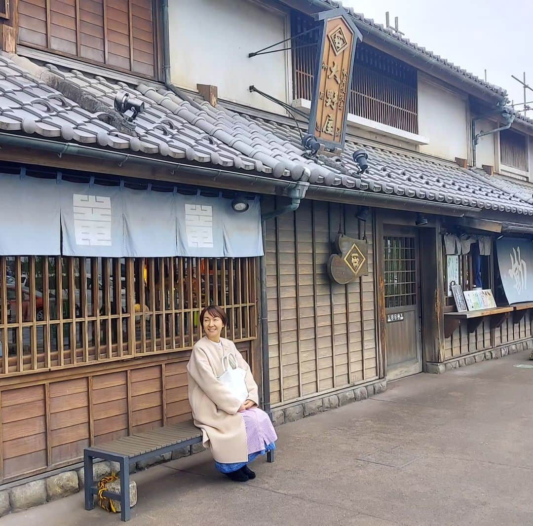 島本美由紀のインスタグラム：「・ 今日は講演会の仕事で、 栃木県佐野市へ！ 明日は大阪で講演会なので、 どこにも立ち寄らず、 ランチは羽生サービスエリアで。 小江戸風の建物でうな丼食べました❤️ でね、秋田犬がいたんです✨ はじめて生で見ましたが、 かわいい顔してた😆  #佐野市 #羽生サービスエリア #秋田犬」