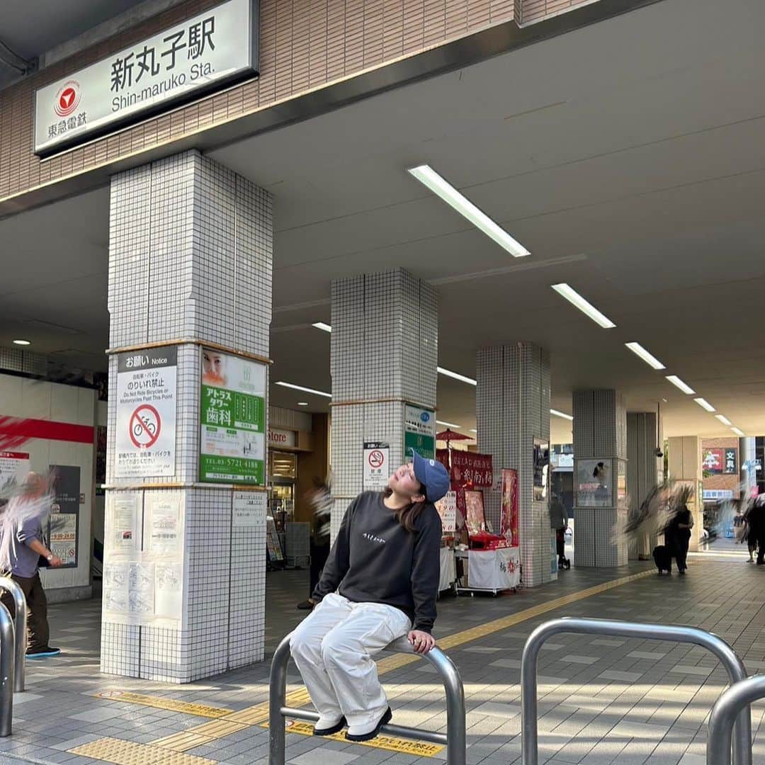 まみやでさんのインスタグラム写真 - (まみやでInstagram)「冬グッズの撮影で行った神奈川の新丸子🌼  東京の方行くたび都会やなってビビり散らかしてたけど、 外の商店街とか喫茶とか自分が住んできた街感あって『関東住むならここ住みたいです！！』って言い続けてた笑  夜は居酒屋で一駅横、武蔵小杉の酒楽酒酒酒さんにお邪魔しました。お店の方にご協力してくださってすごい良くしていただいて、ご飯も美味しかった。。。また行きたいな〜！写真のビールはでかジョッキ笑👵🏻  冬グッズは明日11/13のお昼12時までで販売終了です。ご注文いただいた方本当にありがとうございます。 しれっとサイトに書かせてもらってるんですが、ずっと視聴者さんと飲み会がしたいって思ってたので、今回セットでご注文いただいた方とは新年に飲み会開催させてもらう予定です。🍺（オフラインの場所は都内で、オンラインも後日開きます！）  ゆるゆるしたこのグッズたちが、今年の冬のちょっとしたやる気メ〜タ〜上がるスイッチになってくれたら嬉しいなと思います🫡🤍」11月12日 20時05分 - mamiyaden