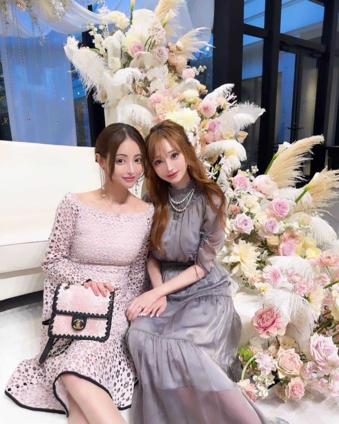ririのインスタグラム：「🏵💎🏵💎🏵💎🏵💎🏵💎🏵  🐬さき🫶りり🐸  久々だったけど、もう付き合いも長いから 久しぶり感はなく😂💓 安定のうちらでした🥰💓🥰  でも、昔はよく朝まで一緒に飲んでたけど🍾 うちらも大人になったよね🤣💓  アタシはギャルでは なくなりつつあるし😂💦笑笑 20代の思い出もいい思い出だよね🎁  さきちゃん🐰 変わらず元気そうで良かった✌️😃💓 また今月 #lunch 🍽しよう🐻💓 色々話そう..♥️  #love #happy #friend」