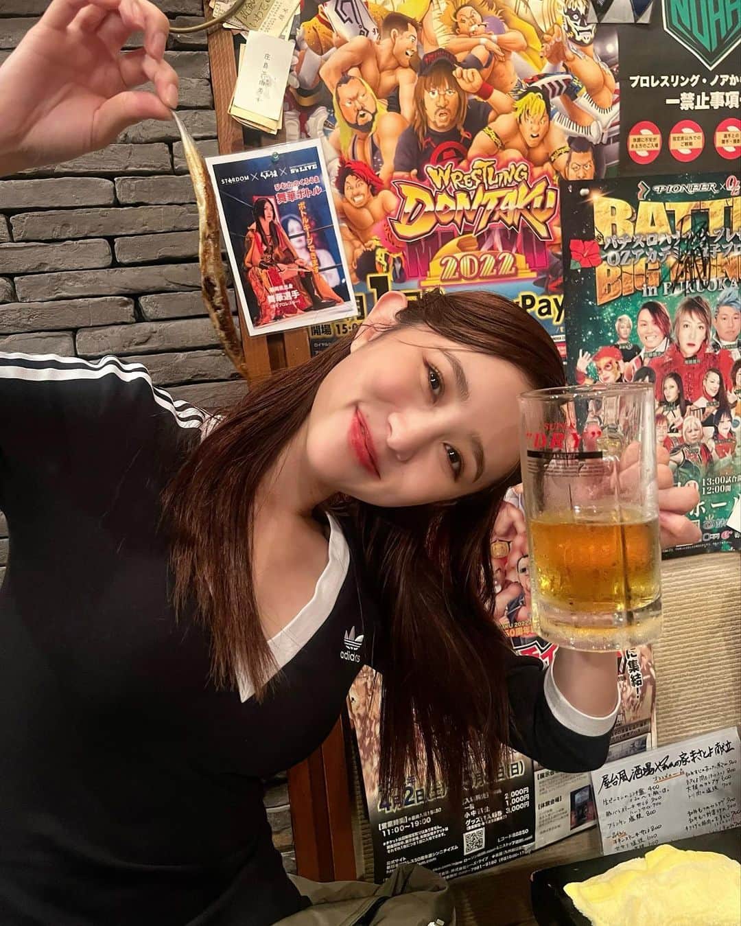 まつきりなのインスタグラム：「好きな酒好きな人好きな服🤍  自分が何してようが好きでいてくれるであろう人と笑う！ はーファンの子とも戯れてぇ！！！！  🍜1〜2枚目、adidasワンピりなちゃん 🍜3〜5枚目、すっぴんで友達と会ったら、『見取り図のコントの南大阪のカップル“あや”みたいな服やな』って言われた服 🍜6〜8枚目、美好とボトル入れてスナックにおいてきた日  #まつきの私服」