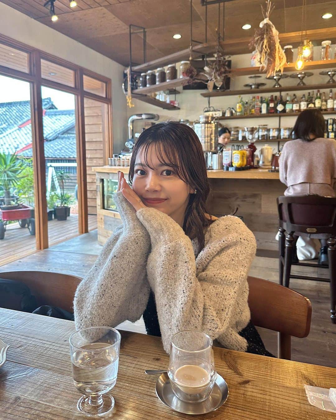 katomari. カトマリのインスタグラム：「休日コーデ♡ 買ったばっかりのニットおろした🧶 ブークレで肉厚でめちゃくちゃあったかい。 15℃くらいまでしか気温上がらなかったから これ一枚でぴったりだった〜🫶🏻🫶🏻🫶🏻  お気に入りのカフェでゆるりと過ごした日☕️ @orlandopeoples_  コーヒーとパイが美味しいお店です🥧♡ コーヒーについてくるロータスも めちゃくちゃ好き〜🥰  #Kastane #Kastane_knit #秋コーデ #秋服コーデ #トレンドコーデ  #冬コーデ #冬服コーデ #ニットコーデ #ミディアムボブ #ミディアムヘア #ミディアムヘアアレンジ  #高身長コーデ #高身長女子 #骨格ナチュラル  #カスタネ #30代コーデ #アラサーコーデ」