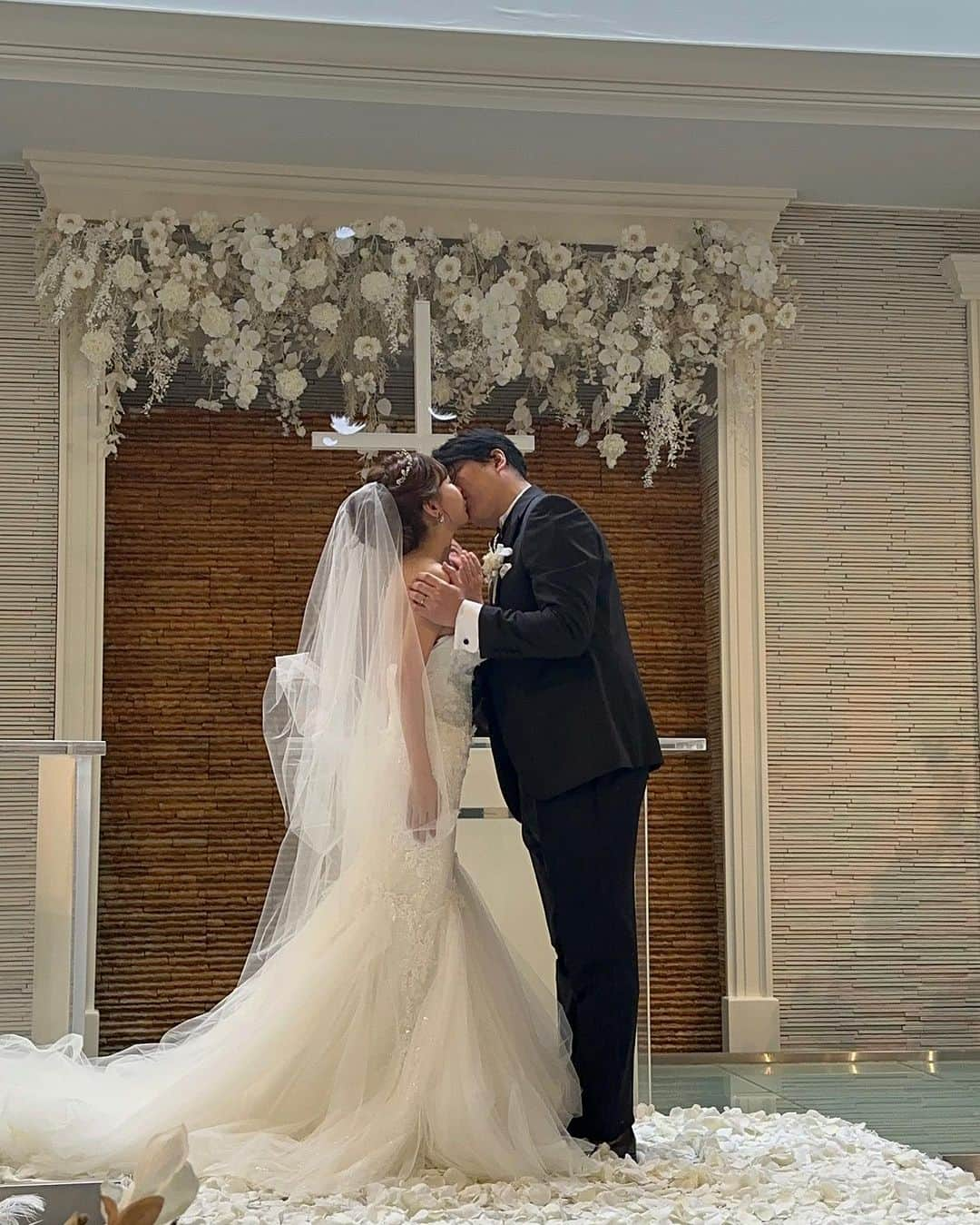 板橋瑠美さんのインスタグラム写真 - (板橋瑠美Instagram)「Chika's wedding💍✨ ⁡ 可愛すぎるし、親子シーン、双子シーンは感動しすぎてもう涙腺崩壊な、素敵すぎる結婚式でした♡ ⁡ ⁡ 彼氏ができたんです‼️♡😍て報告をしてくれたご飯の時が懐かしくて。。。 いろんな事を乗り越えてこんなにも幸せに笑っているちかちゃんを見れてただただ幸せで、 本当に温かい気持ちになれる結婚式でした💕 ⁡ 人の温かさ、家族の絆、本当に初心に帰るし、本当に何にも変えられない、人の愛って本当にいいものだなって感じました♡ ⁡ ⁡ すっとずっと楽しみにしてたから、本当終わってしまったのが寂しいくらいꉂ笑꒱🤣 ⁡ ⁡ 準備は本当に大変だったと思うけど、ちかちゃんのこだわりを、自由に叶えさせてくれる懐の広い優しい旦那様、 そしてみんなの喜ぶ顔を想像して準備を頑張ったちかちゃんの努力、 いろんな事が考え深く、ありがたみのある幸せ空間でした♡ ⁡ ⁡ ⁡ ちかちゃんいつもありがとうね💕 ⁡ 今度また改めてお祝い持って遊びに行くね♡^ ^ ⁡ ⁡ 本当に本当におめでとう💕 ⁡ちえちゃんもサポートお疲れ様でした♡♡ ⁡ 大変だったとおもうので、ゆっくり休んでね♡ ⁡ 末永ーーくお幸せに💋 ⁡ ⁡ Love❤️」11月12日 19時59分 - rumi_official_0616