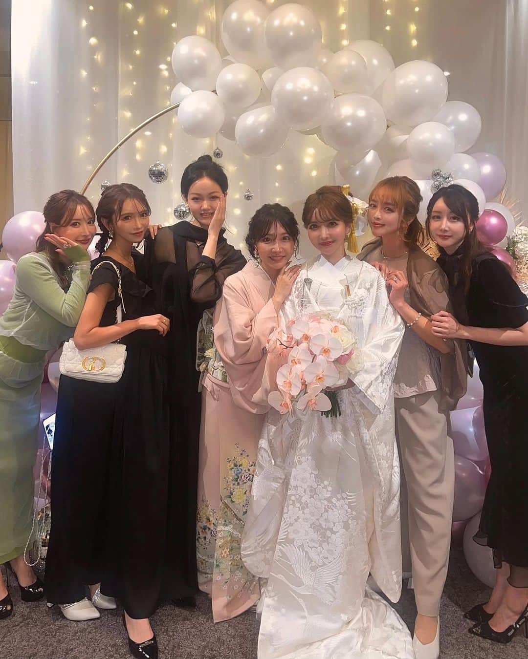 板橋瑠美さんのインスタグラム写真 - (板橋瑠美Instagram)「Chika's wedding💍✨ ⁡ 可愛すぎるし、親子シーン、双子シーンは感動しすぎてもう涙腺崩壊な、素敵すぎる結婚式でした♡ ⁡ ⁡ 彼氏ができたんです‼️♡😍て報告をしてくれたご飯の時が懐かしくて。。。 いろんな事を乗り越えてこんなにも幸せに笑っているちかちゃんを見れてただただ幸せで、 本当に温かい気持ちになれる結婚式でした💕 ⁡ 人の温かさ、家族の絆、本当に初心に帰るし、本当に何にも変えられない、人の愛って本当にいいものだなって感じました♡ ⁡ ⁡ すっとずっと楽しみにしてたから、本当終わってしまったのが寂しいくらいꉂ笑꒱🤣 ⁡ ⁡ 準備は本当に大変だったと思うけど、ちかちゃんのこだわりを、自由に叶えさせてくれる懐の広い優しい旦那様、 そしてみんなの喜ぶ顔を想像して準備を頑張ったちかちゃんの努力、 いろんな事が考え深く、ありがたみのある幸せ空間でした♡ ⁡ ⁡ ⁡ ちかちゃんいつもありがとうね💕 ⁡ 今度また改めてお祝い持って遊びに行くね♡^ ^ ⁡ ⁡ 本当に本当におめでとう💕 ⁡ちえちゃんもサポートお疲れ様でした♡♡ ⁡ 大変だったとおもうので、ゆっくり休んでね♡ ⁡ 末永ーーくお幸せに💋 ⁡ ⁡ Love❤️」11月12日 19時59分 - rumi_official_0616