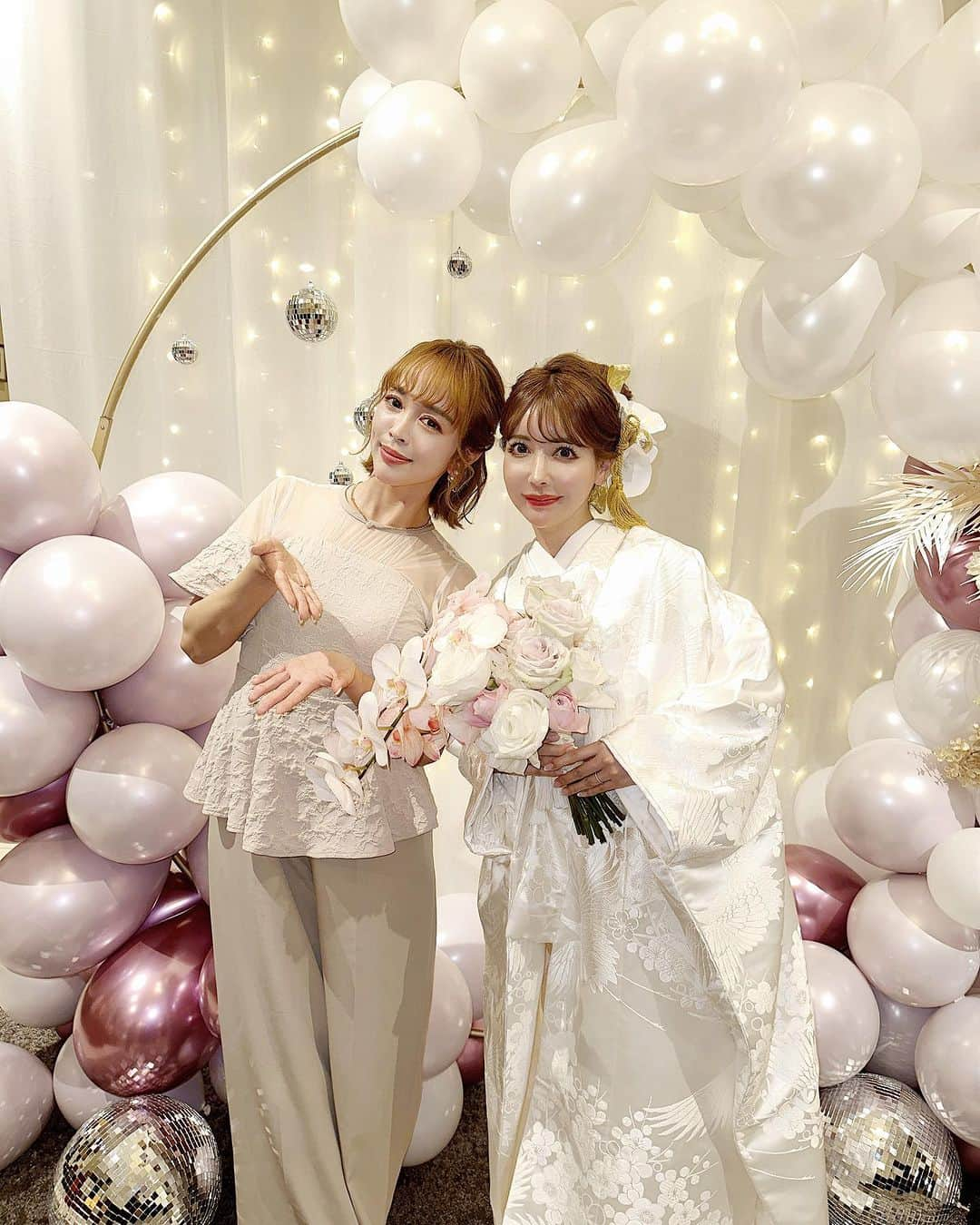 板橋瑠美のインスタグラム：「Chika's wedding💍✨ ⁡ 可愛すぎるし、親子シーン、双子シーンは感動しすぎてもう涙腺崩壊な、素敵すぎる結婚式でした♡ ⁡ ⁡ 彼氏ができたんです‼️♡😍て報告をしてくれたご飯の時が懐かしくて。。。 いろんな事を乗り越えてこんなにも幸せに笑っているちかちゃんを見れてただただ幸せで、 本当に温かい気持ちになれる結婚式でした💕 ⁡ 人の温かさ、家族の絆、本当に初心に帰るし、本当に何にも変えられない、人の愛って本当にいいものだなって感じました♡ ⁡ ⁡ すっとずっと楽しみにしてたから、本当終わってしまったのが寂しいくらいꉂ笑꒱🤣 ⁡ ⁡ 準備は本当に大変だったと思うけど、ちかちゃんのこだわりを、自由に叶えさせてくれる懐の広い優しい旦那様、 そしてみんなの喜ぶ顔を想像して準備を頑張ったちかちゃんの努力、 いろんな事が考え深く、ありがたみのある幸せ空間でした♡ ⁡ ⁡ ⁡ ちかちゃんいつもありがとうね💕 ⁡ 今度また改めてお祝い持って遊びに行くね♡^ ^ ⁡ ⁡ 本当に本当におめでとう💕 ⁡ちえちゃんもサポートお疲れ様でした♡♡ ⁡ 大変だったとおもうので、ゆっくり休んでね♡ ⁡ 末永ーーくお幸せに💋 ⁡ ⁡ Love❤️」