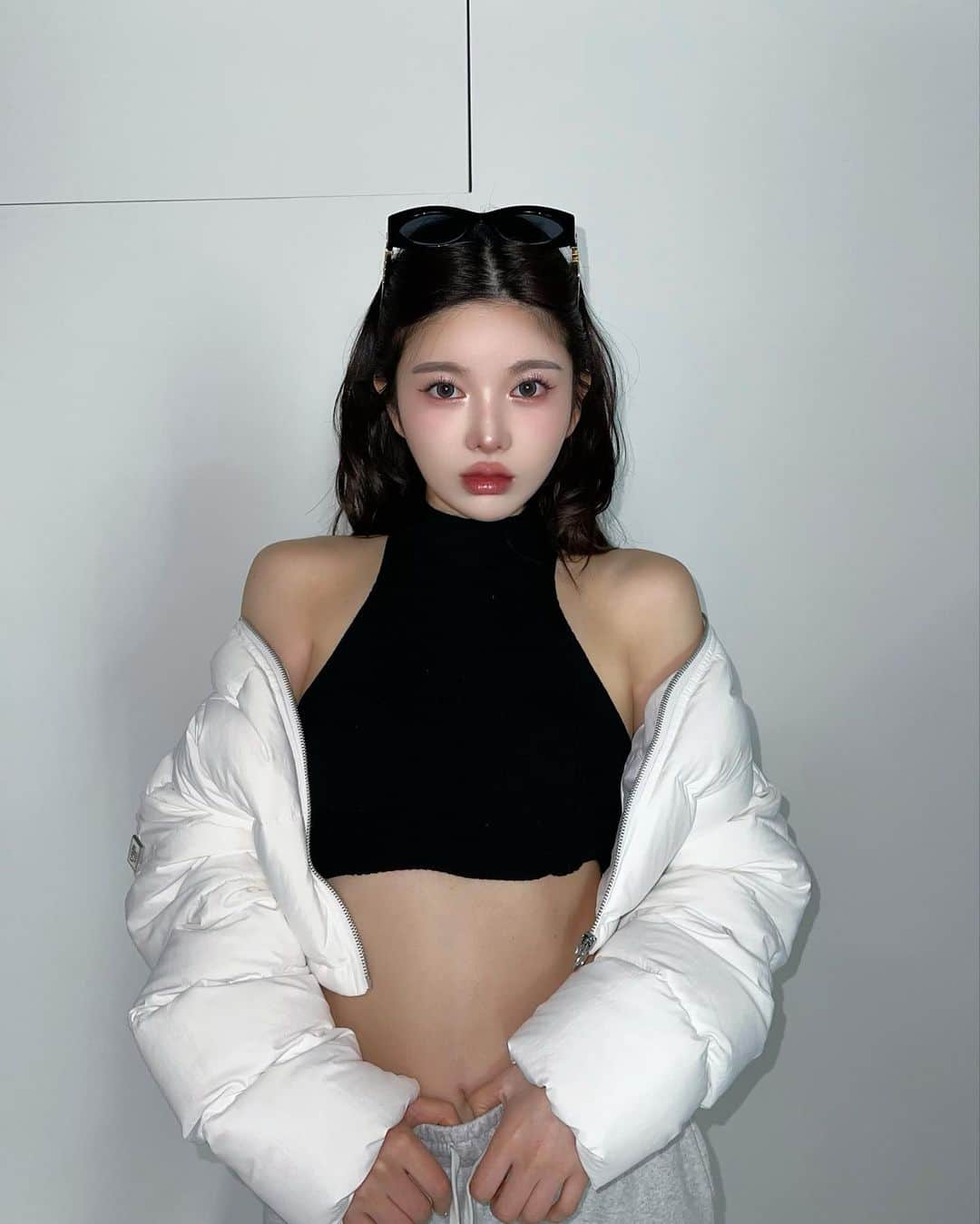 齊藤早紀さんのインスタグラム写真 - (齊藤早紀Instagram)「過去一気に入っているダウン。 寒くなって来たから発売まで待てない……༼;´༎ຶ ۝ ༎ຶ ༽  フォルム・色味・暖かさ全てがパーフェクト。 まっっじでダウンはボリュームとフォルムと色味を一歩ミスると 可愛くなくなるのでかなりこだわり多め。 (こだわりはインライお楽しみに)  WHTは間違いなくゲトりますが、、、色違いもゲットしてしまう勢いでリアルバイアウター。  #Darich#ダーリッチ#ダウン#ダウンジャケット#アウターコーデ  #ショートダウン #スウェットコーデ」11月12日 19時59分 - saki__saito