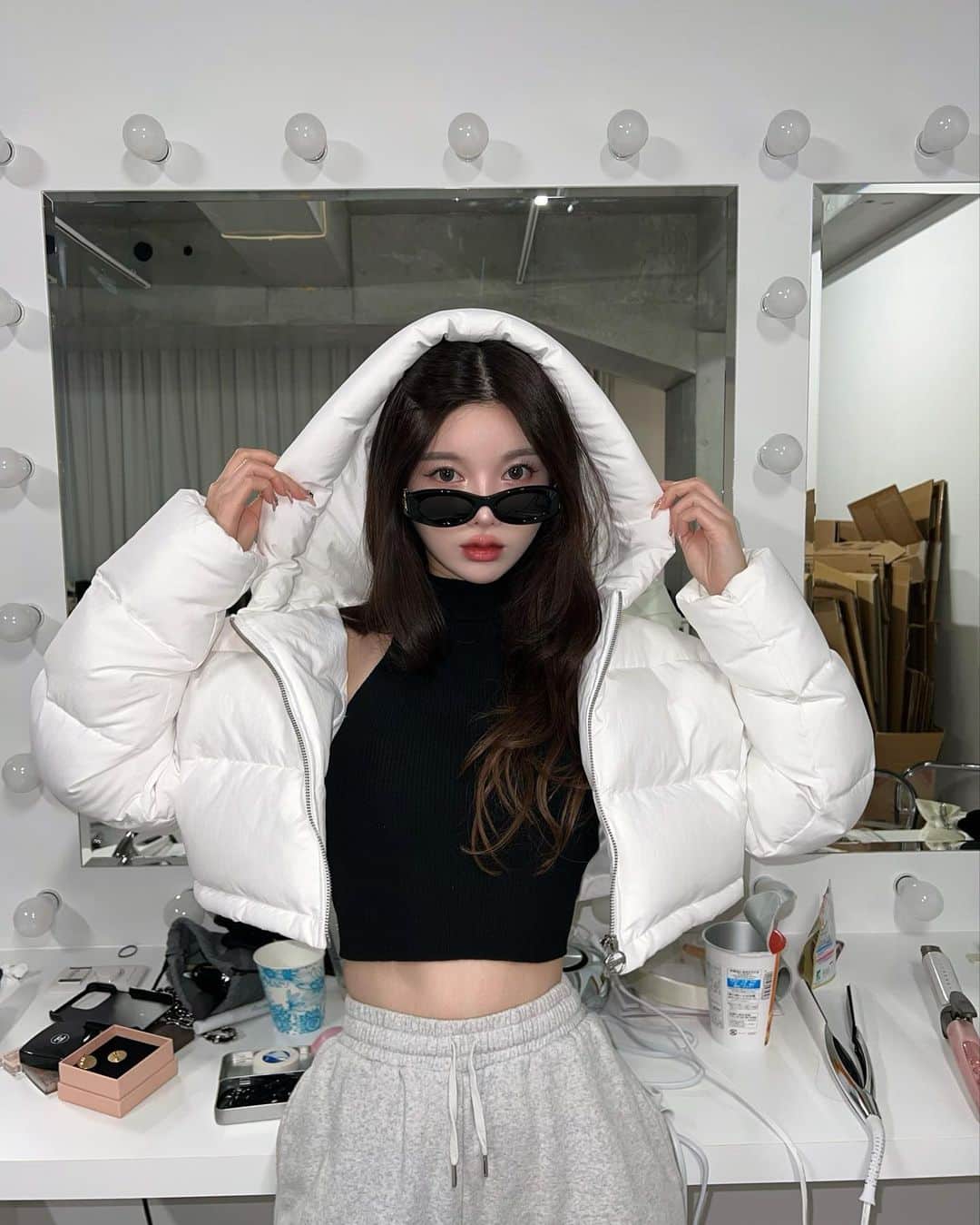 齊藤早紀さんのインスタグラム写真 - (齊藤早紀Instagram)「過去一気に入っているダウン。 寒くなって来たから発売まで待てない……༼;´༎ຶ ۝ ༎ຶ ༽  フォルム・色味・暖かさ全てがパーフェクト。 まっっじでダウンはボリュームとフォルムと色味を一歩ミスると 可愛くなくなるのでかなりこだわり多め。 (こだわりはインライお楽しみに)  WHTは間違いなくゲトりますが、、、色違いもゲットしてしまう勢いでリアルバイアウター。  #Darich#ダーリッチ#ダウン#ダウンジャケット#アウターコーデ  #ショートダウン #スウェットコーデ」11月12日 19時59分 - saki__saito