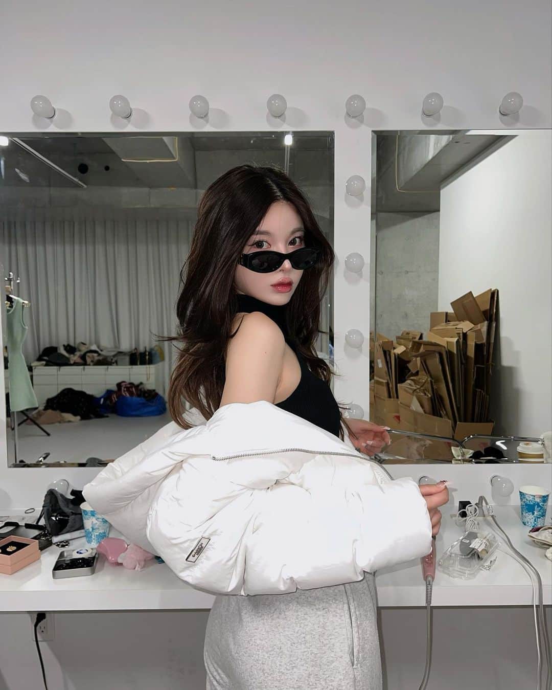 齊藤早紀さんのインスタグラム写真 - (齊藤早紀Instagram)「過去一気に入っているダウン。 寒くなって来たから発売まで待てない……༼;´༎ຶ ۝ ༎ຶ ༽  フォルム・色味・暖かさ全てがパーフェクト。 まっっじでダウンはボリュームとフォルムと色味を一歩ミスると 可愛くなくなるのでかなりこだわり多め。 (こだわりはインライお楽しみに)  WHTは間違いなくゲトりますが、、、色違いもゲットしてしまう勢いでリアルバイアウター。  #Darich#ダーリッチ#ダウン#ダウンジャケット#アウターコーデ  #ショートダウン #スウェットコーデ」11月12日 19時59分 - saki__saito