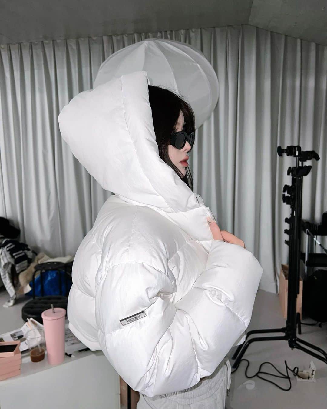 齊藤早紀さんのインスタグラム写真 - (齊藤早紀Instagram)「過去一気に入っているダウン。 寒くなって来たから発売まで待てない……༼;´༎ຶ ۝ ༎ຶ ༽  フォルム・色味・暖かさ全てがパーフェクト。 まっっじでダウンはボリュームとフォルムと色味を一歩ミスると 可愛くなくなるのでかなりこだわり多め。 (こだわりはインライお楽しみに)  WHTは間違いなくゲトりますが、、、色違いもゲットしてしまう勢いでリアルバイアウター。  #Darich#ダーリッチ#ダウン#ダウンジャケット#アウターコーデ  #ショートダウン #スウェットコーデ」11月12日 19時59分 - saki__saito