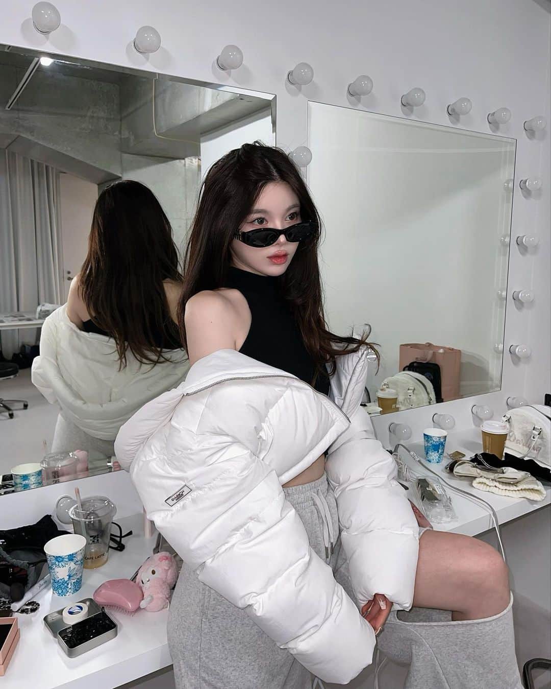 齊藤早紀さんのインスタグラム写真 - (齊藤早紀Instagram)「過去一気に入っているダウン。 寒くなって来たから発売まで待てない……༼;´༎ຶ ۝ ༎ຶ ༽  フォルム・色味・暖かさ全てがパーフェクト。 まっっじでダウンはボリュームとフォルムと色味を一歩ミスると 可愛くなくなるのでかなりこだわり多め。 (こだわりはインライお楽しみに)  WHTは間違いなくゲトりますが、、、色違いもゲットしてしまう勢いでリアルバイアウター。  #Darich#ダーリッチ#ダウン#ダウンジャケット#アウターコーデ  #ショートダウン #スウェットコーデ」11月12日 19時59分 - saki__saito
