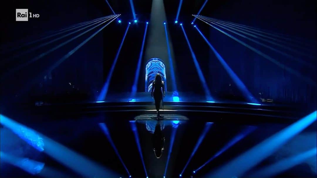 アリーザのインスタグラム：「Ballare, come volare.  Grazie @ballandoconlestelle    @rai1official    @filippozara1」