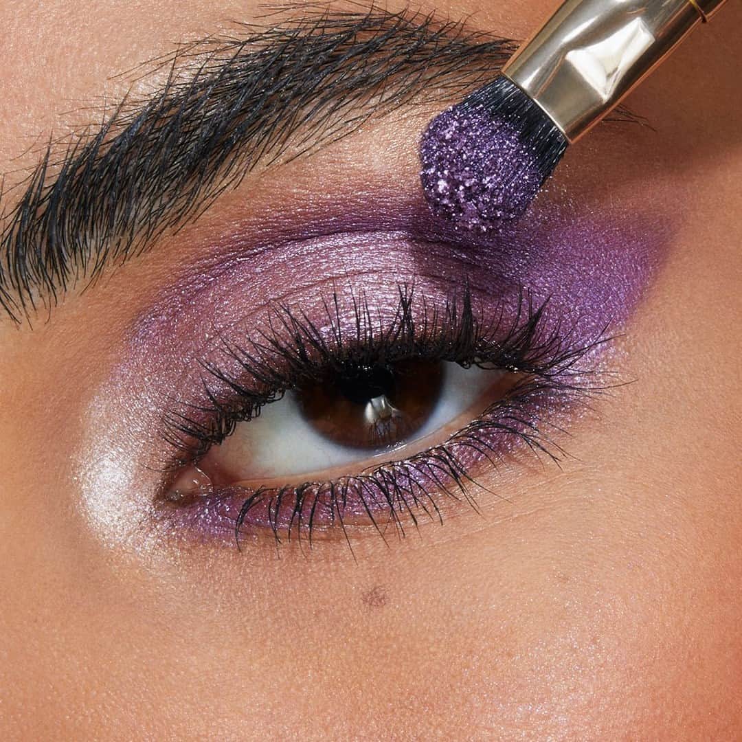 KIKO MILANOのインスタグラム：「Let your #eyelooks steal the show with the new #KIKOHolidayPremiere Made To Shine Eyeshadow Palette! Each shade has an sultry creamy texture that blends seamlessly onto your lids. Come swatch it at your closest #KIKOStore 💕 ⁣ ⁣ #KIKOEyes #eyeshadowlook #shimmereyeshadow #makeupinspo #glammakeup⁣ ⁣ Made To Shine Eyeshadow Palette 01 - Volume & Curl Mascara - Unmissable Brushes Gift Set⁣」