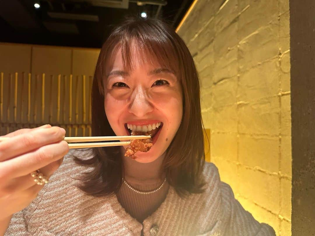 山田友美のインスタグラム：「竜田揚げひっさしぶりに食べた！ 全部のメニューが美味しそうで選べなかったので、風水に頼りました笑 唐揚げは黄金色で運気アップらしい？！🐔⭐️ #唐揚げ #ランチ#代官山#東京グルメ#フリーアナウンサー#山田友美」