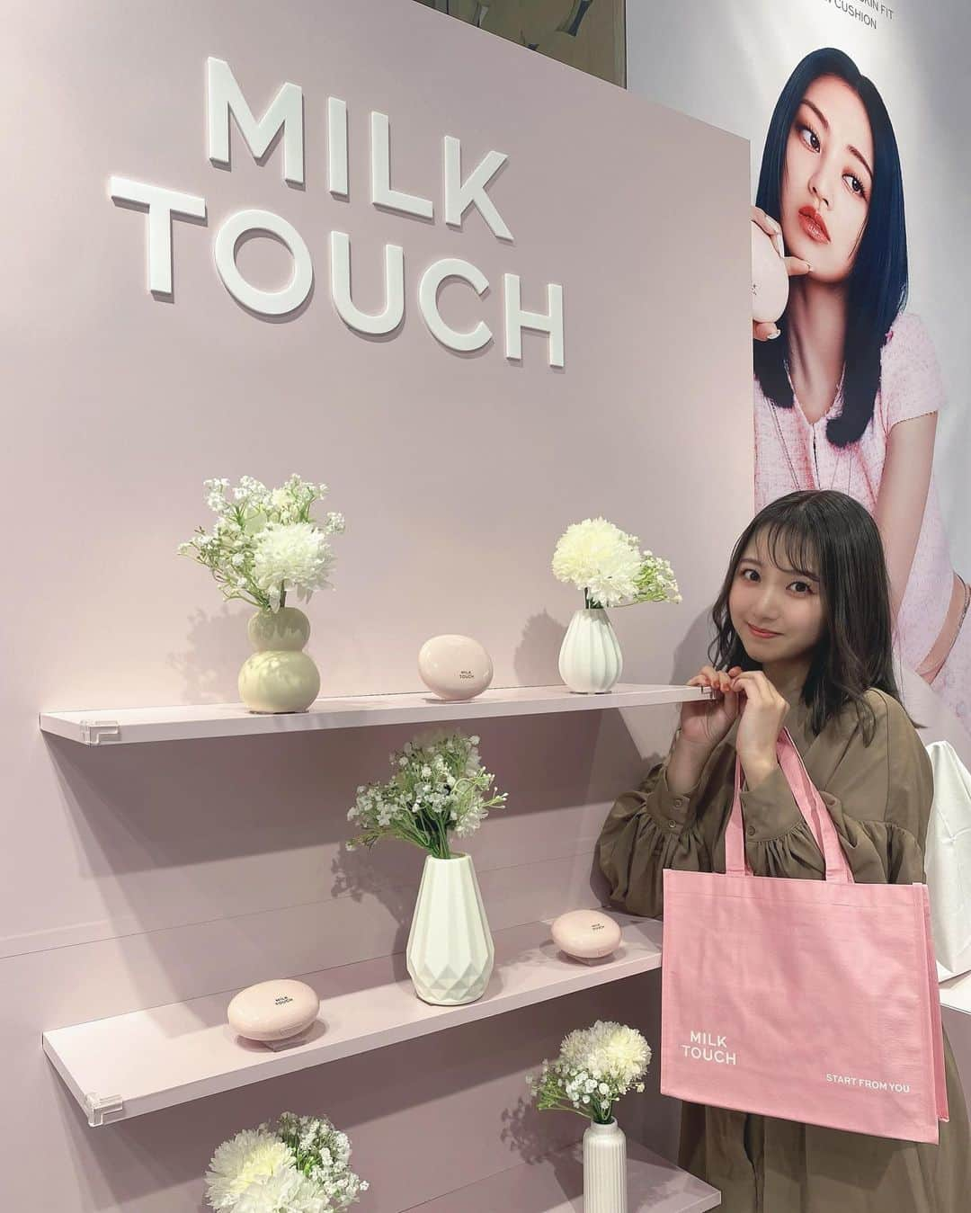 名取稚菜のインスタグラム：「♛︎ ⁡ MILK TOUCHさんの新作クッションファンデ🤍 ⁡ まさかのグルタチオン配合👏それにも驚きだけど、 美容成分が60%も配合されています😳 ⁡ 確かにスキンケア後なのかな？くらい 内側から潤ってる感がありました！ 程よいツヤ感がまさに白玉肌って感じで良かった🥰 ⁡ 初めて付けた日はメイク直し必要かな？ と思って一応ファンデも持って出かけたけど 1日経っても綺麗なままだったので今はもう 朝メイクしたままお家に置いて出かけてます！ ⁡ 韓国コスメは白めなのが多いので 私は基本カラーの3番にしました‪‪😊 ⁡ オススメ♡  #milktouch  #ミルクタッチ #クッションファンデ」