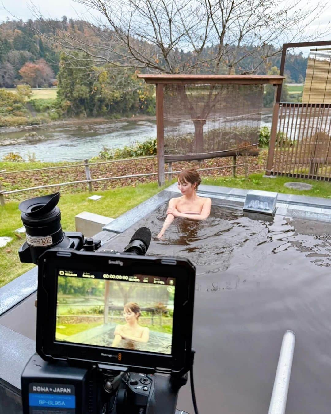 堀みづきさんのインスタグラム写真 - (堀みづきInstagram)「芋煮の季節がやってきたね🍁 山形県で秋の観光動画の撮影をしてきたよ📸 @yamagata_murayama_kouikikanko   グランピング施設の yamagata glamさんで芋煮を作って食べたよ🍲 庄内は味噌ベースだけど、内陸の醤油ベースの芋煮も美味しかった🥰  温泉も入ってあったまった〜♨️ 公開をお楽しみに✨  #山形#yamataglam#グランピング#温泉#山形観光#芋煮」11月12日 20時01分 - mizuki_027