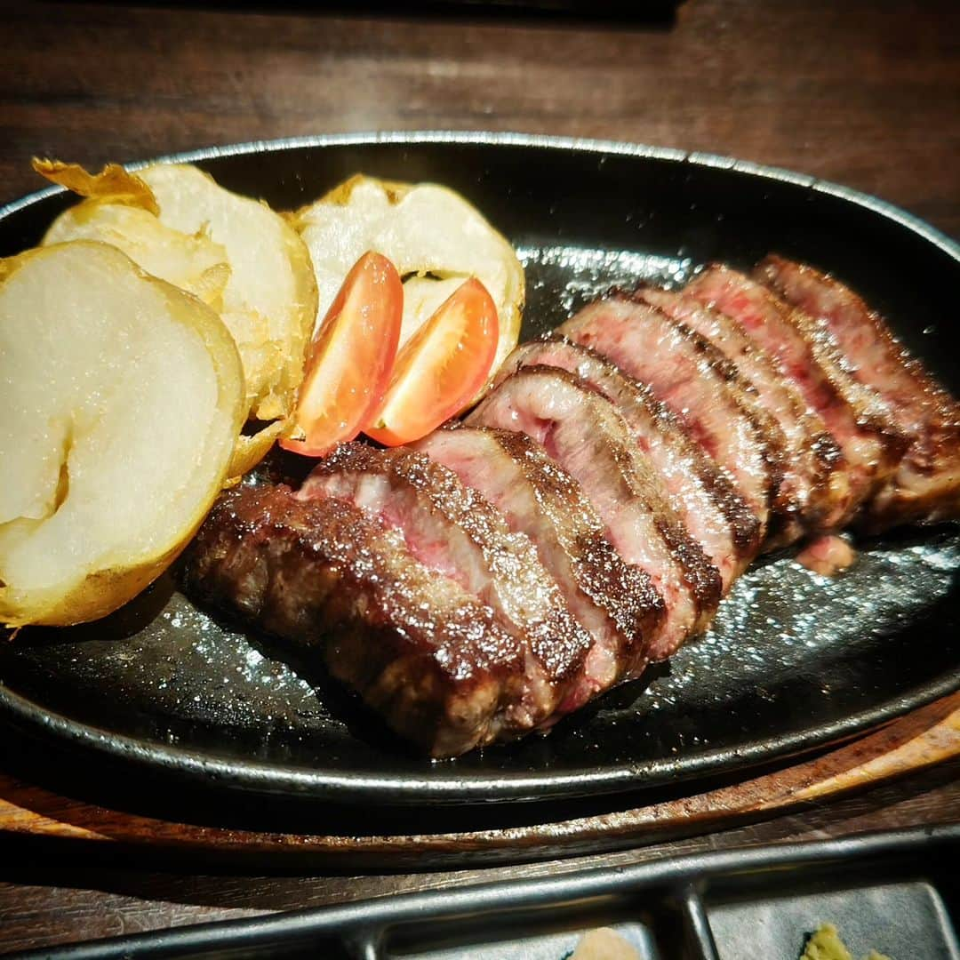 和田益典さんのインスタグラム写真 - (和田益典Instagram)「水曜日 (11/8) の晩御飯  肉は適度に食べるべき。(どっちの意味にも取れる？) . . #備忘録 #和牛炙り寿司 #鰻炙り寿司 #昭和グラタン #イチボステーキ #イチボ #ステーキ #steak #グラタン #鉄板焼 #beef #鰹のたたき #鰹 #肉テロ #飯テロ #和牛 #カツオたたき #鰹たたき #肉テロ #十三 #十三西口 #高崎流クリエイティブキッチン道場 #居酒屋 #飲み屋 #デブ活 .」11月12日 20時02分 - masunori_wada