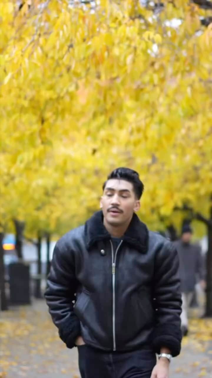 ダニエルウェリントンのインスタグラム：「Warm jacket and statement watch - the perfect autumn combo 🍂」
