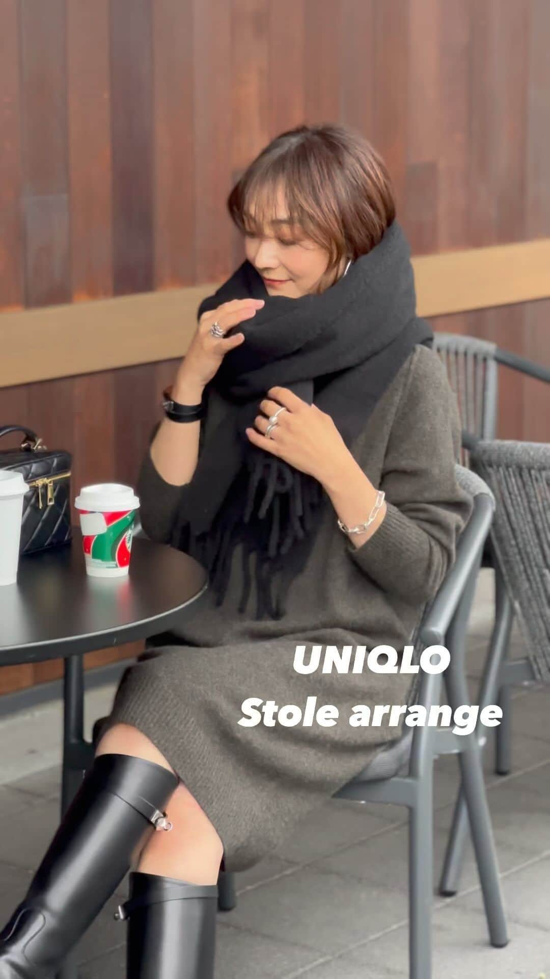 yoko178loveのインスタグラム：「＊ UNIQLO チャンキーストール グレーと迷ってブラックに✨  ボリュームたっぷりストールだから くるっと巻くだけで可愛いよ🙌  巻き方は自己流？なのかな。 ぐるっとひと巻きした後 片方を輪っかに差し込んでクロスするだけ✨ ミラノ巻きに比べると崩れるけど ざっくり巻きたいときはこのくらいで🙆‍♀️  stole @uniqlo_jp  one-piece  #uniqlou  去年 shoes  #hermes   #uniqlo#ユニクロ#ユニクロコーデ #ニットワンピース #チャンキーストール #ストール#マフラー #ストール巻き方 #fashion#casual」