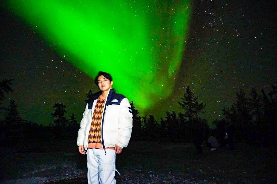 KENZO のインスタグラム：「Yellowknife,Canada🇨🇦  DAY2 Level4 Aurora 天空を彩る光のカーテン「オーロラ」の美しさは地球上で見られる絶景。 地平線まで広がる果てしない大地に、天空に広がる大空。  「地球に生まれてよかった」  一生に一度は見たかった夢の景色。  #kenzoの見た景色 #canada  #yellowknife  #カナダ  #aurora #オーロラ」