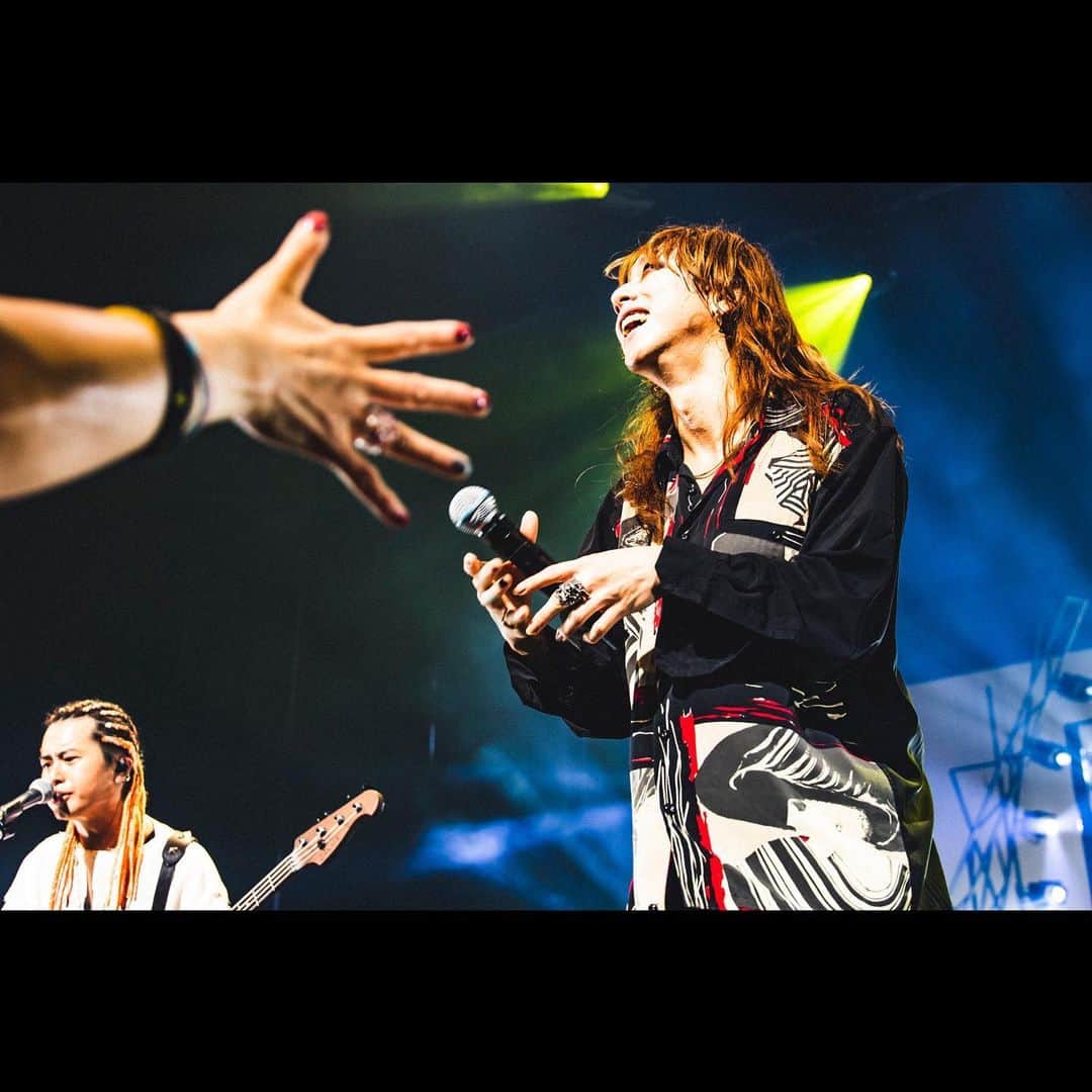 SUPERBEAVERのインスタグラム：「都会のラクダ TOUR 2023-2024 ～ 駱駝革命21 ～  松山市民会館 -Day2-  photo by @cazrowaoki  ※写真の無断転載は禁止です。  #SUPERBEAVER #渋谷龍太 #柳沢亮太 #上杉研太 #藤原35才広明 @gyakutarou @yayayayanagi @kentauesugi @hiroaki_drums_superbeaver」