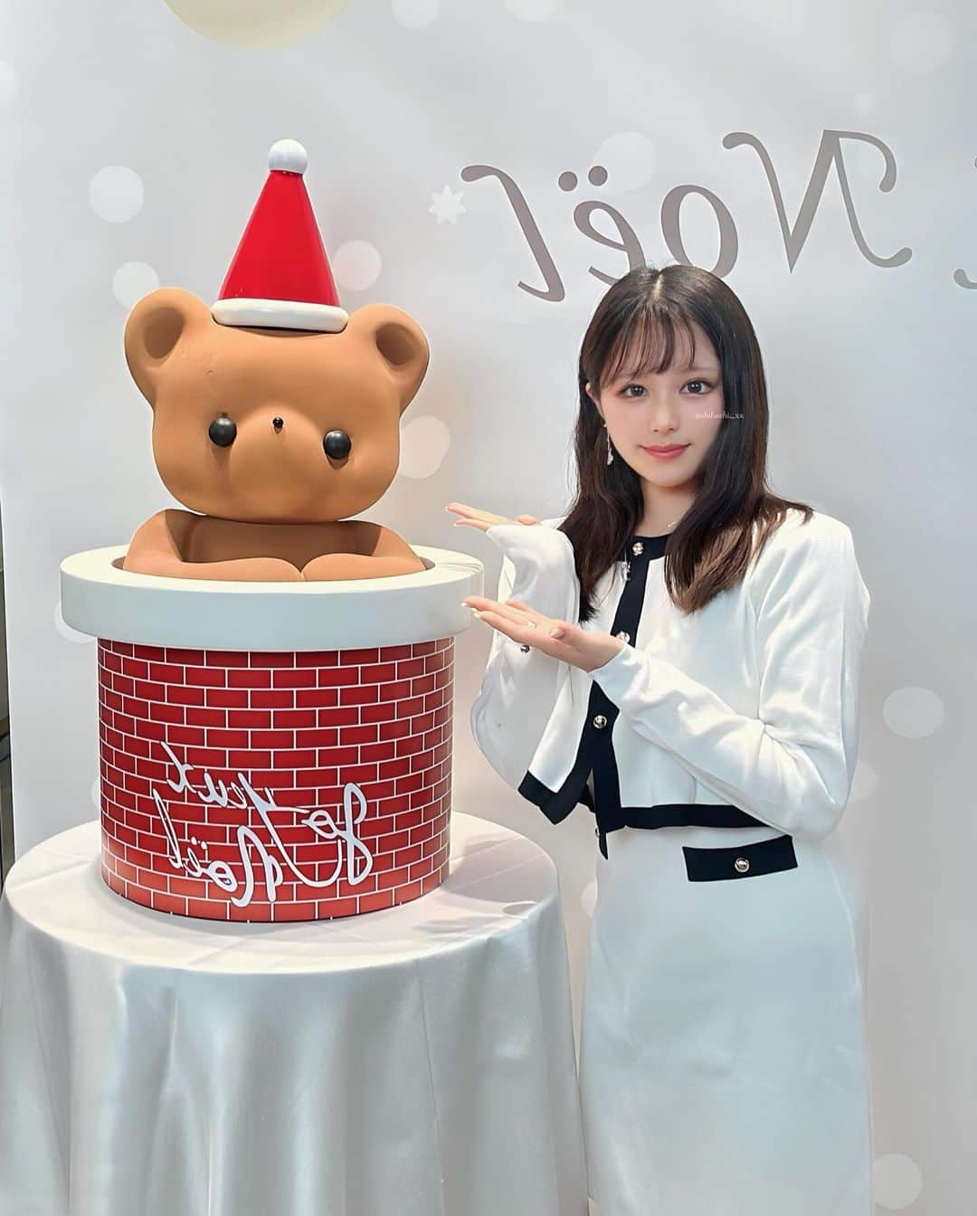 しほっちのインスタグラム：「LOUANGE TOKYO Happy Snow man Xmas collection 2023  ご招待頂きましたっ！ 洋服のコンセプトは白のドレスアップ🤍  今年はSnow manってことで、 雪だるまがテーマの新作ケーキが多くて可愛さ満点💯  お馴染みのクマちゃんと雪だるまがのってて、ずーっと取っときたくなる見た目🧸✖️⛄️  私も毎年クリスマスにはルワンジュで買ってるから 今年ももちろん予約する👌（どのケーキにするか悩み中） 今公式サイトから予約できて全国配送できるみたいだから、 家族と過ごす方も、恋人とのクリスマスにも めっちゃおすすめです🎂 . . . @ri9535sa さんいつもありがとうございます😊 . . . . . . . #PR  #クリスマスケーキ #クリスマスケーキ2022 #christmascake #Xmascake #ルワンジュ東京 #ルワンジュ東京ルミュゼ #louangetokyo #louangetokyolemusee  #銀座カフェ #銀座グルメ  #女子会 #女子会コーデ  #女子会パーティー #グラビアアイドル  #クリスマスプレゼント #クリスマスパーティー  #六本木グルメ #六本木カフェ  #おしゃれカフェ #カフェ巡り  #東京カフェ #東京グルメ  #エロカワ #エロかわいい  #インスタ映え  #港区女子 #デートスポット  #美人 #美女  . . . . @louange_tokyo  @louangetokyo_lemusee」