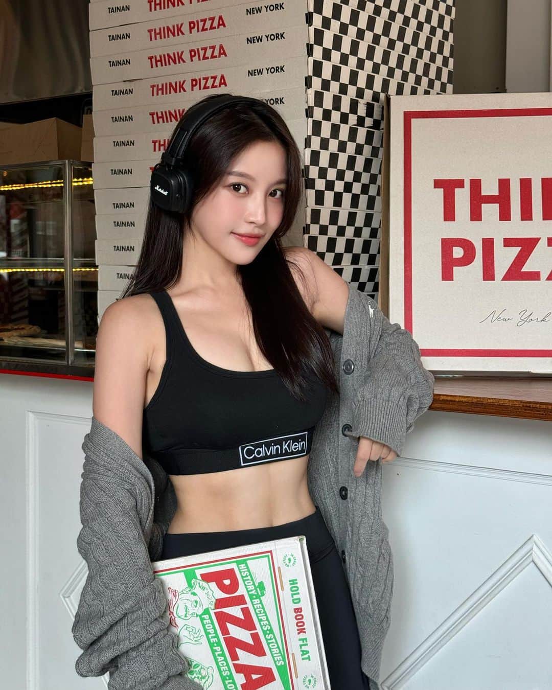 蔡瑞雪（Ruixue Tsai）さんのインスタグラム写真 - (蔡瑞雪（Ruixue Tsai）Instagram)「人會有謊言，但披薩不會🍕  因為有4片6片8片 但沒有7片 欺騙~~ 運動完來小吃pizza (˶‾᷄ ⁻̫ ‾᷅˵)」11月12日 20時06分 - snowbabyq