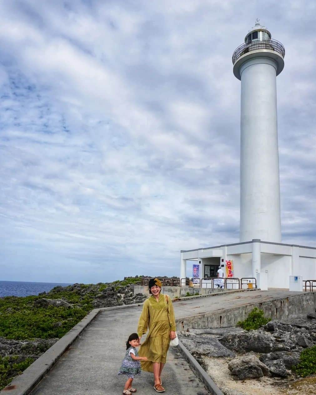 芳美リンさんのインスタグラム写真 - (芳美リンInstagram)「🗾読谷/沖縄　Yomitan/Okinawa  #残波岬灯台 沖縄で一番高い灯台なんだそう✨  有名な泡盛、“残波”の名称になっているので、 聞き覚えだけはありました(*^^*)  最高の景色♪♪♪ 最初のお宿、グランディスタイル沖縄読谷ホテル＆リゾートから5分ほどのドライブで行けるスポットです。  今回の沖縄旅もcarstayで借りたキャンピングカーで旅しているので、また色々とアップしていきます✨  #Jetstarで沖縄#carstayアンバサダー #マタ旅#子連れ旅#トラベラルトドラー#travelToddler #japantrip #okianwatrip #沖縄旅行#読谷#読谷村#マタニティコーデ#ベビモに載りたい」11月12日 20時08分 - lynn.lynn5