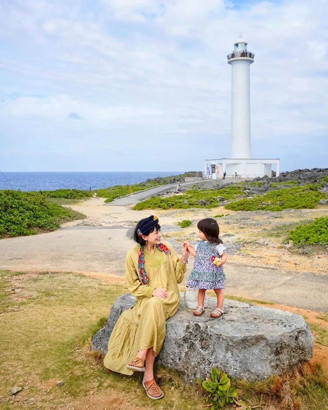 芳美リンのインスタグラム：「🗾読谷/沖縄　Yomitan/Okinawa  #残波岬灯台 沖縄で一番高い灯台なんだそう✨  有名な泡盛、“残波”の名称になっているので、 聞き覚えだけはありました(*^^*)  最高の景色♪♪♪ 最初のお宿、グランディスタイル沖縄読谷ホテル＆リゾートから5分ほどのドライブで行けるスポットです。  今回の沖縄旅もcarstayで借りたキャンピングカーで旅しているので、また色々とアップしていきます✨  #Jetstarで沖縄#carstayアンバサダー #マタ旅#子連れ旅#トラベラルトドラー#travelToddler #japantrip #okianwatrip #沖縄旅行#読谷#読谷村#マタニティコーデ#ベビモに載りたい」