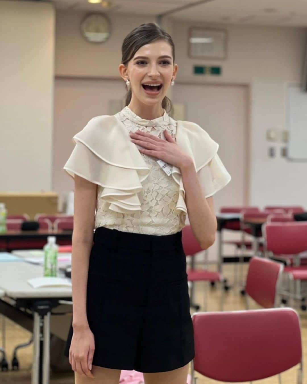 カロリーナさんのインスタグラム写真 - (カロリーナInstagram)「こんばんは💫  本日はミス日本の勉強会の最後の講義のお話をさせていただきます❣️  最後の講義は、1日で1講義というとても贅沢な講義でした。 私自身も新たな発見があり、本当に感動する講義だったのでぜひ皆様も読んでみてね✨  【教育コーチング×志 研修  ～人の幸福に貢献し、自分の降伏も手にし、本物のWell-Beingを手にしよう～  ：成基総研 研修事業部 松久美禄先生   成基  個別教育ディビジョン エリア塾長 上中崇志先生   成基  個別教育ディビジョン ゼネラルマネジャー 鹿取広幸先生   日本青少年育成協会認定 A級認定トレーナー 小沢珠美先生】  6時間の講義だったので、最初はどんな講義だろう？と緊張していましたが、本当にあっという間でした。  講義の内容でとても印象的だったのが自分の生涯ずっとやっていきたい志を決めて、それを皆さんの前で発表するというワークです。  人生において、ずっと変わらずやっていきたい「志」を持つことの大切さを知りましたが、自分の「志」とは何だろうかを考えるのに少し時間がかかりました。 それを言葉にしてしっくりこない場合は、合ってない可能性があるのでしっくり合う言葉をずっと考えていました。  完成したのがこちら↓  私の志は、「みんなの個性が認められる多様な社会の実現のために、持ち前の発信力で世の中に影響を与えて続けること」です。  この志を魂を込めて人の心に響くように、伝わるように発表をするのが課題でした。  発表して皆さんに伝わったら、起立していただくのですが 伝わらないと起立していただけないです。  チャンスは一度しかないという気持ちで本気で伝えるのですが 中々伝わらないという問題に直面しました。気持ちを込めてしっかり話していても、人の心に響かせるのって本当に大変なことなんだなと改めて実感しました。  私は人前で話すのが苦手で、特に声が出ないという悩みを持っていましたが 担当の先生と一緒に言葉を大きな声で話す練習をし、気が付けば教室に響き渡るほどの大声を出していました。 私にそんなことができるなんて、、、とても驚きでした。 その後も何度か発表を重ねて、最後の最後で気持ちも魂も声も全てを込めた瞬間に自分でも涙が溢れ出そうになりながら発表をしたら、全員起立してくださり先生からも合格をいただきました。  初めての経験で感動してしまい、全身全霊で想いを届けるとこうなることを学ぶことができました。  先生方、ご指導ありがとうございました。  #ミス日本 #ミス日本の勉強会 #ミス日本コンテスト #ミス日本勉強会 #ミス日本2024 #ミス日本ファイナリスト2024」11月12日 20時08分 - karolina0824