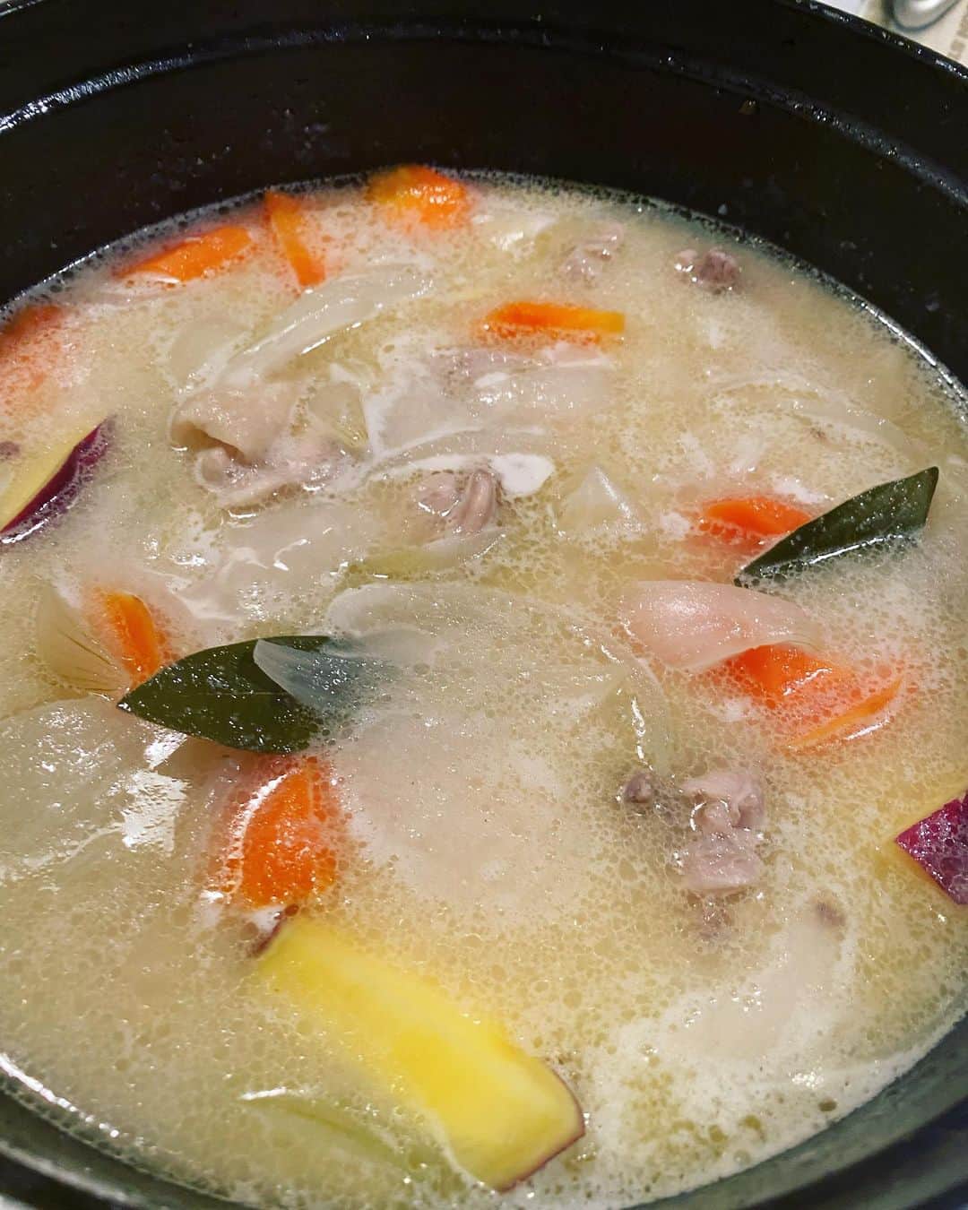 TOKIEのインスタグラム：「日々が目まぐるしくて、ちゃんと食べてなかったりもしてたので気分転換も兼ねてさつまいもの甘いシチュー作ってます。 急に寒いし。 ひえ粉という雑穀の粉を使うとバターも小麦粉も無しでシチューになっちゃうの。 すごいよねー。 ひえはカラダをあっためてくれるんだよ。」