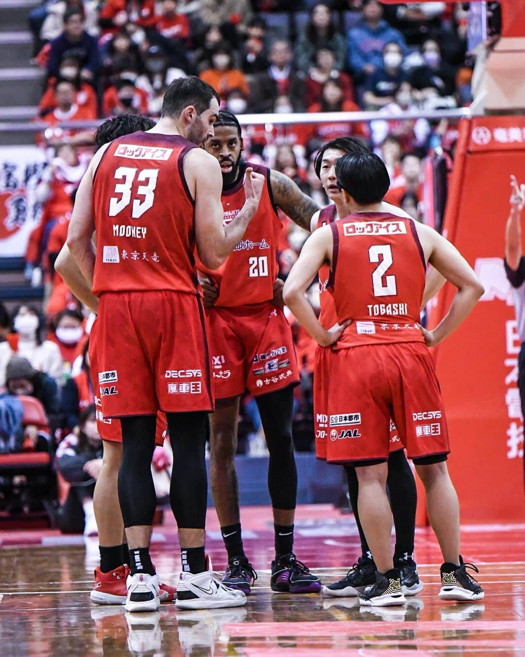 千葉ジェッツのインスタグラム：「試合風景|ω･)📸  B.LEAGUE2023-24 vs.佐賀 🏀試合終了🏀 千葉J 78-72 佐賀  #貴重な一勝 #カムバック #痛み分け #ようやく少し休める #英気を養おう #chibajets #Bリーグ #千葉ジェッツ #バスケ #basketball #portrait  #photograph #ジェッツ写真部 #レンズ越しの世界 #応炎📣🔥 #ありがとうございました✨️」