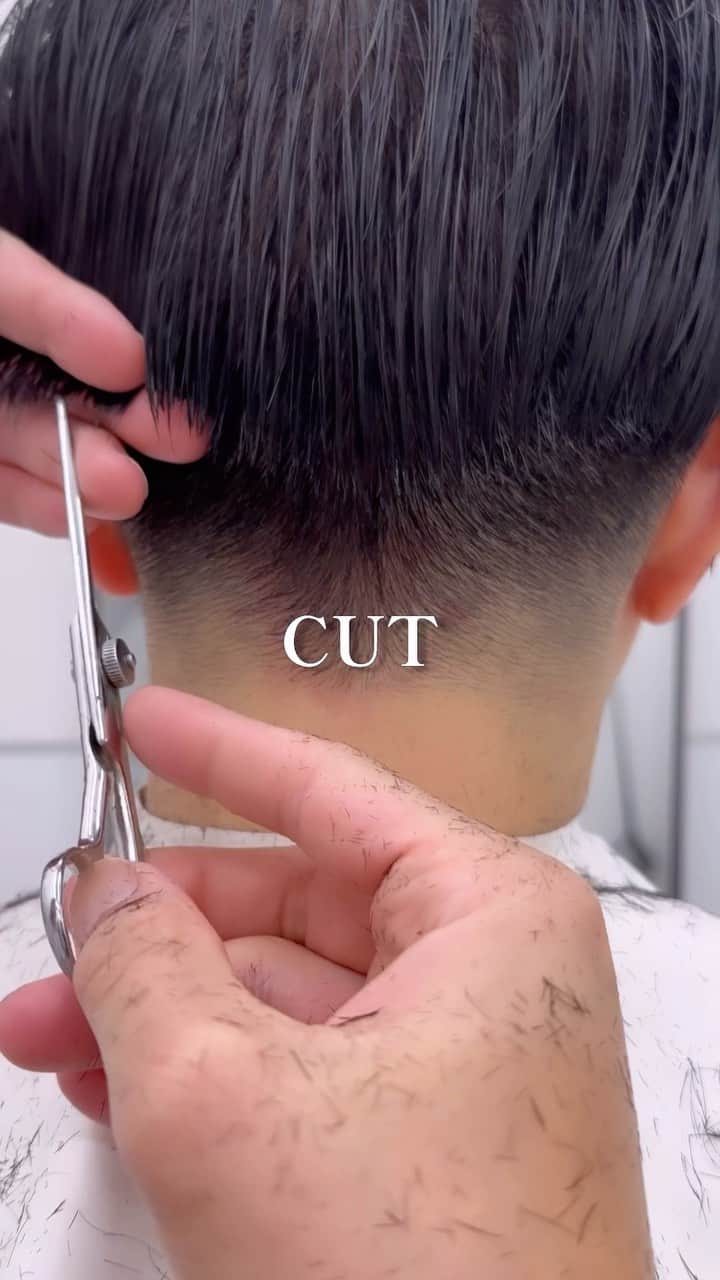 Seiichiro Kawakamiのインスタグラム：「CUT . ➖➖➖➖➖➖➖➖➖➖➖➖➖➖ . 《《　ご予約　》》 【平日】10時～20時 〜【Price】〜 カット_6800円 カラー_8800円 カット＋カラー_12000円 カット＋ダブルカラー_21000円 カット＋3Dハイライト_21000円 カット＋パーマ_13000円 カット＋縮毛矯正_21000円 髪質改善トリートメント_8800円 . ➖➖➖➖➖➖➖➖➖➖➖➖➖➖ . #cut #bob #カット動画 #切 #銀座美容室」