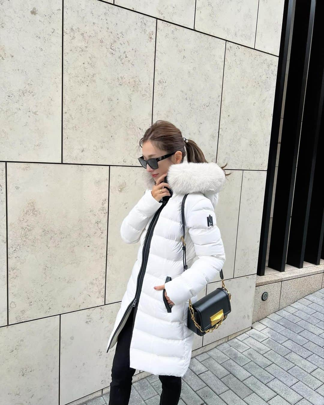 吉田理紗のインスタグラム：「今冬の本命ダウンは @mackage ❄️  昨年ボアダウンを購入して(最後の２枚) そのあたたかさと軽さに惚れ込んでしまったマッカージュ。  今冬はホワイトとブラックの２色使いが スタイリッシュなCALLA-BXをセレクト。  ファーありとなしで 悩みに悩んだんだけど このボリューミーなファーがリッチで かえって甘さを感じさせないところが気に入りました。  ボアダウンはカジュアルな日に、 こちらは綺麗目な日の相棒として 冬をお任せしていきます⛄️  #mackage #mackagecoat #マッカージュ #マッカージュダウン #ダウンコート #白ダウン」