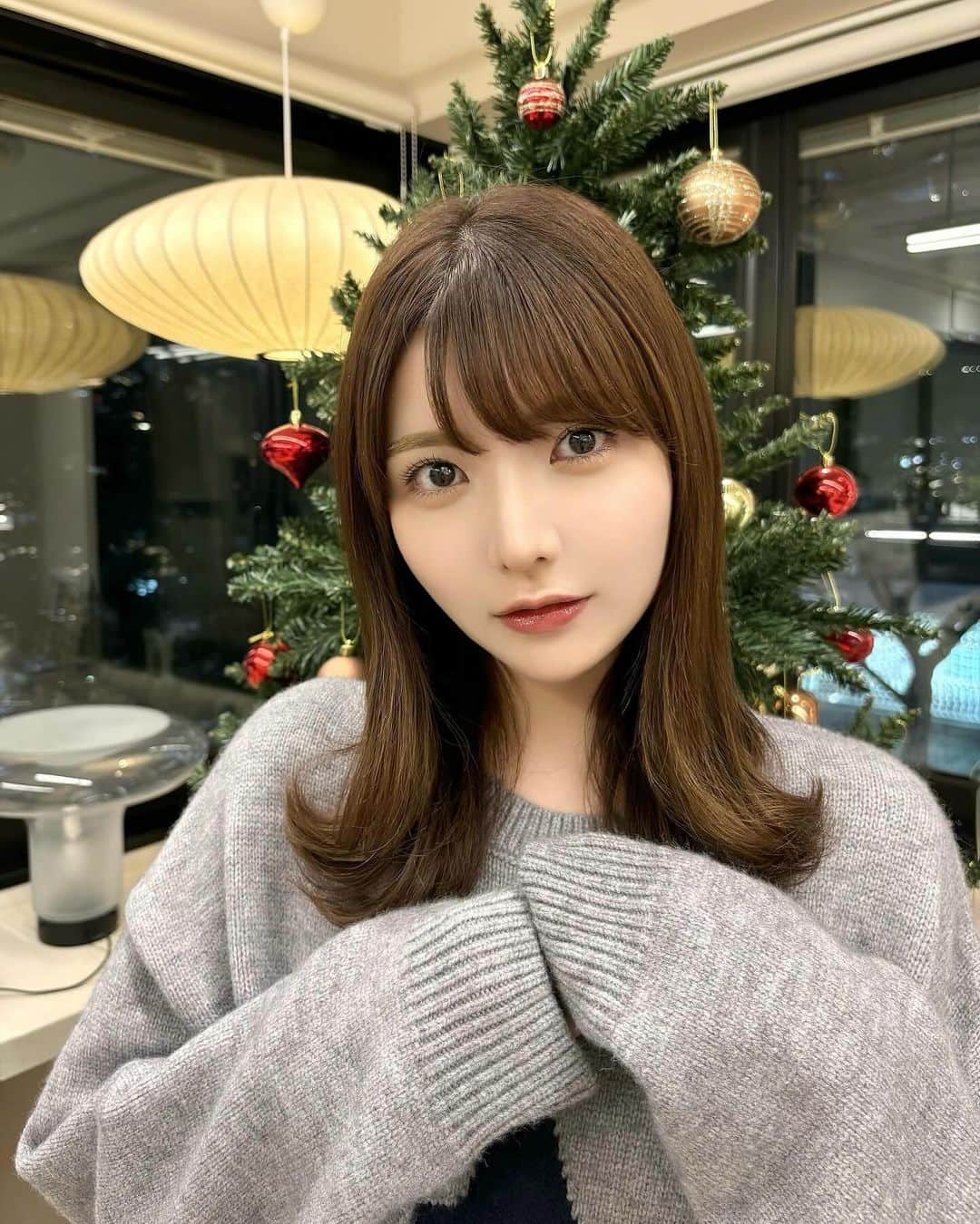 秦はるかのインスタグラム：「まつげパーマしてきたよ( ◠‿◠ ) @__shiharu さんがきれいに仕上げてくれました♡ 店内クリスマス仕様で可愛かった🎄」