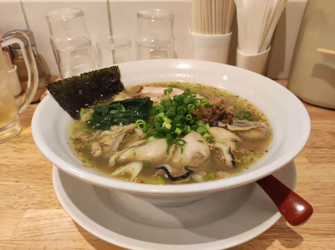 つけMen野郎のインスタグラム：「牡蠣薄口醤油 らーめん天神下大喜 この週はタイミング合わなくて大喜に行けないかなぁ、と思っていたけど来れた。そしたら一期一会な牡蠣薄口醤油。塩や味噌で食べたことあったけど、薄口醤油とは初めまして。薄口のため、塩のようにクリアな色合い。啜ると牡蠣のエキスがグッと押し寄せ、醤油のコクも後ろから感じてうまいなぁ。牡蠣もたっぷりですごく贅沢な一杯。刻んだ三つ葉が端々に顔出して小気味よいアクセント。来週の活力いただきました。」