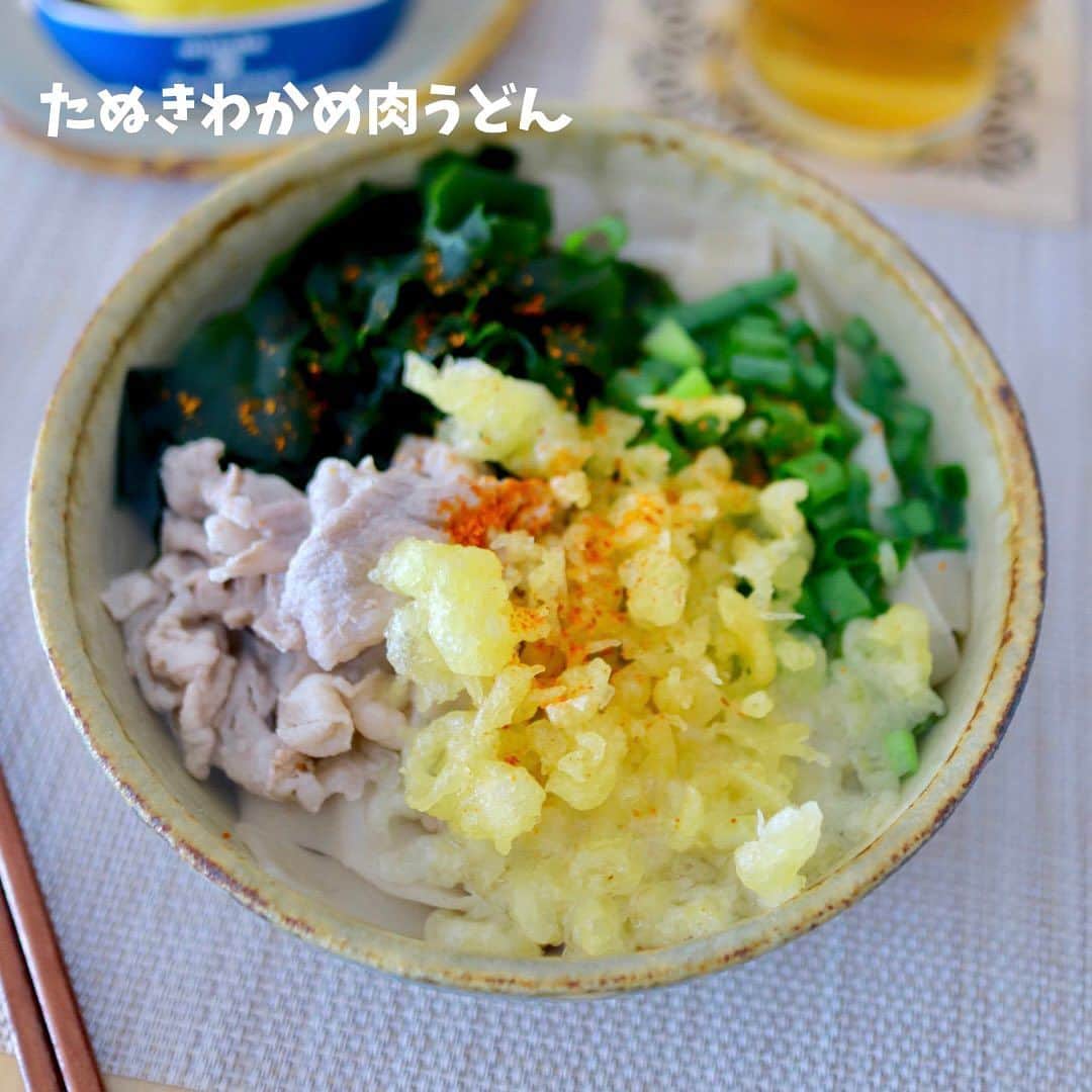 maki ogawaさんのインスタグラム写真 - (maki ogawaInstagram)「ここ2週間ほどのいろいろお昼ご飯です。  ①エスニック茹で鶏うどん 塩コショウした鶏もも肉を茹でます。 灰汁取りした茹で汁と白だし、ナンプラー、 で味を整えたスープでうどんと合わせます。 パクチーを山盛り、 唐辛子とライムを絞っていただきます。  器→ #阿部美智代 さんの器です❤️❤️  ②ホンコン焼きそば 息子が旅行のお土産に買ってきてくれました😍 パッケージがレトロでかわいい。 ご当地ものに弱いです😁  ③ソーキそば風うどん 豚バラ肉で煮豚を作りました。 豚の角煮より、煮豚の方が楽ちんで好きです。 白だし(白だし様様です😆)ベースのスープに ごま油を垂らして、紅しょうが、ネギを乗せました。  ④たぬきわかめ肉うどん うどんの中で私はたぬきうどんが一番好きです。 海老天なんてなくてよいのです。 息子が学生の頃、 はなまるうどんでバイトをしていたのですが  『きつねはあるけど、たぬきはない』 『天かす乗せ放題だから』 なんですと！！  ⑤よだれ豚丼 @ikumi_otomo 大友さんのご本、 『おくすり飯114』 から作ってみました。 大友さんのレシピは、 シンプルで美味しくて大好きです❤️ 困った時はいつもお世話になってます🥰  ⑥フィリピン料理、パンシット風ビーフン。 フィリピン料理には カラマンシー(柑橘)を使うことが多いのですが カラマンシーなんて 日本では見たこともないし、 聞いたこともない、と言ったら @mecereyes Melizaが カラマンシー果汁のボトルを分けてくれました🥰 やっぱりフィリピン料理には フィリピンの果物が合うんですねー😋  器→ @sinichi_ozeki 大関信一さんの器です🥰  ⑦太麺焼きそば 焼きそばを作ると 野菜盛り盛りに入れてしまうので 1人前のつもりが、多分2人前近くなってる😅 食べますけど😆  ⑧タルタルブロッコリー すし酢を20秒ほどレンチンして、 薄切りにした玉ねぎを漬け込んでおきます。 漬けている間にゆで卵を作り、 酢漬け玉ねぎ(水気を切る)＋ゆで卵 ＋刻み茹でブロッコリー をピタパンに挟みました。 サラダとして食べても美味しいです。  器→ #原陶工房 さんの器です。  ⑨さつまいもプリン さつまいもプリン大ブーム中です。 毎日食べてます。 あまりに食べすぎるので ラカントを使うことにしました😄 そして皮ごと茹でて、皮ごとミキサーにかけて ピューレ状にします。 いもいもしいプリンで気に入ってます。 ちなみに カラメルソースはみりんで作ります。  明日からまたお弁当作りと卵焼き頑張ります。 素敵な日曜日の夜をお過ごしください。  #お昼ごはん  #ランチアート #大人さまランチ #ご飯記録用  #ご飯記録  #フーディーテーブル  #フーディスト  #うどん  #ランチ #おうちランチ #ワンプレートランチ  #お昼ご飯  #ワンプレート #おうちカフェ  #bentoexpo #lunchart #foodporn #foodeducation #cookinghacks #うどんレシピ  #フーディストノート #小川真樹」11月12日 20時12分 - cuteobento