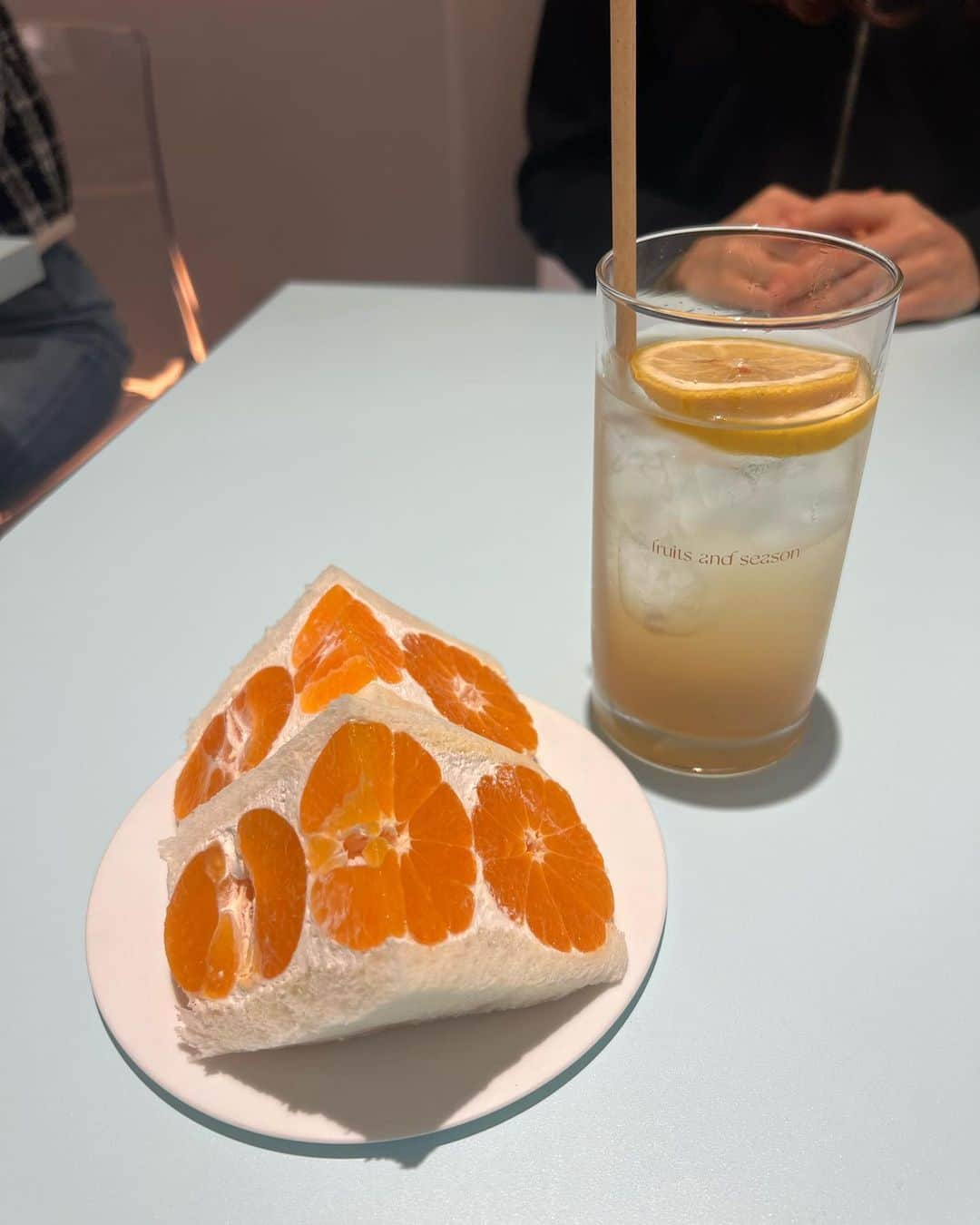 小越しほみさんのインスタグラム写真 - (小越しほみInstagram)「フルーツサンド好きとしては気になってた @fruitsandseason 🍊  ヴィーガンスイーツ最近多いねぇ 甘くてとてもおいしかったよ👶🏻🤍  カフェにあわせて爽やかカラーのトップスにしてみた🫶🏻  .  .  .  .  .  .  ︎︎︎︎︎︎☑︎tops... @shein_japan 21428660 15-20% off coupon【BFJP126】(1/30迄)  #shein #ootd #pr #cafe #fruitsandseason #フルーツアンドシーズン #フルーツサンド #ヴィーガンスイーツ #ヴィーガンカフェ #cafestagram #恵比寿 #恵比寿カフェ #恵比寿ランチ #恵比寿グルメ #カフェ巡り #カフェ部 #カフェ活 #カフェスタグラム #カフェ好き #東京カフェ #カフェめぐり #ヴィーガンフード #ヴィーガンおやつ #スイーツ #スイーツ巡り #スイーツ部 #スイーツ女子 #スイーツ好き #スイーツグラム #sweets」11月12日 20時13分 - shihomi1129