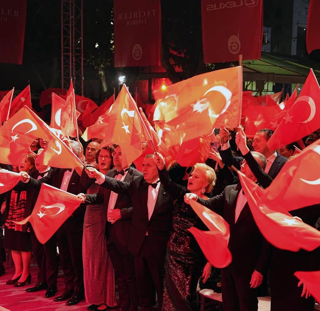 ガラタサライSKのインスタグラム：「Cumhuriyet’in yüzü Galatasaray, Cumhuriyet'in 100. yılı etkinlikleri kapsamında, anlamlı bir organizasyona imza attı. Kulübümüz, Cumhuriyet’in ilk asrını doğduğu yer olan Galatasaray Lisesi’nde düzenlenen törenle, Lexus Türkiye, HDI Sigorta ve Tacirler Yatırım'ın katkılarıyla kutladı.  100 Yılın Gecesi" programına başkanımız Dursun Aydın Özbek, Yönetim Kurulu ve Sportif A.Ş. Yönetim Kurulu Üyelerimiz, kulüp üyelerimiz, kulüp çalışanlarımız ve camiamızın önde gelen isimleri katıldı.   100 Yılın Gecesi programının açılış konuşmasını Galatasaray Spor Kulübü Başkanı Dursun Aydın Özbek yaptı.   Başkan Dursun Aydın Özbek şu konuşmayı yaptı:  Değerli Galatasaraylılar,  Cumhuriyetimizin 100. Yılını kutlamak amacıyla organize ettiğimiz “100 Yılın Gecesi” etkinliğimizde, Lisemizde bir aradayız. Hepiniz hoş geldiniz.  Her zaman ifade ettiğim gibi Galatasaray, şanlı tarihiyle; fikri hür, vicdanı hür duruşuyla; eşsiz başarılarıyla Cumhuriyetimizin en değerli spor kulübü, Cumhuriyet’in yüzüdür değerli arkadaşlar…  Ben bu etkinliğimizin de Cumhuriyet’in 100’ü Galatasaray’ımıza çok yakışacağına inanıyorum.  Bugün sadece Cumhuriyet’in 100. Yılını kutlamak için burada bulunmuyoruz, deprem bölgesi için yaptığımız çalışmalara da katkı sağlıyoruz.  “100 Yılın Gecesi”nde elde edilecek tüm gelir Birlikte1905 çatısı altında deprem bölgesinde kullanılacak.   Ben, katkılarından dolayı NEF Filarmoni Orkestrası’na, Candan Erçetin kardeşime, Sayın Orhan Şallıel’e, Sayın Merih Çimenciler ve ekip arkadaşları olmak üzere, bu organizasyonda emeği geçen tüm arkadaşlarıma teşekkür ediyorum.  Herkese iyi eğlenceler diliyorum.  Pınar Erbaş’ın sunuculuğunu yaptığı geceye devlet sanatçısı, rejisör ve koreograf Merih Çimenciler' katkı sundu. Nef Filarmoni Orkestrası, Şef Orhan Şallıer yönetiminde performansını sergiledi.  Sanatçı Candan Erçetin, Ulu Önder Atatürk’ün sevdiği şarkıların senfonik uyarlamasını söyledi ve aynı zamanda da davetliler marşlarla Cumhuriyetimizin 100. yıl coşkusunu yaşamış oldu.   “100 Yılın Gecesi” etkinliğinde emeği geçen kişi ve kuruluşlara da plaket takdim edildi.   Bu özel geceden elde edilen tüm gelir Birlikte 1905 çatısı altında deprem bölgesinde kullanılacak.」