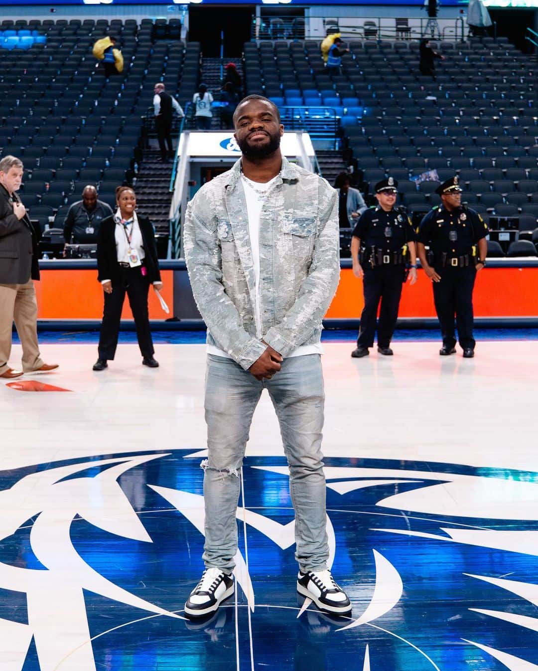 フランシス・ティアフォーのインスタグラム：「Dallas finna be my second home 🤷🏿‍♂️😂. Thanks for having me @dallasmavs really felt the love. #offseasontones   Big S/O to @elijvhsmith for the 📸📸.」