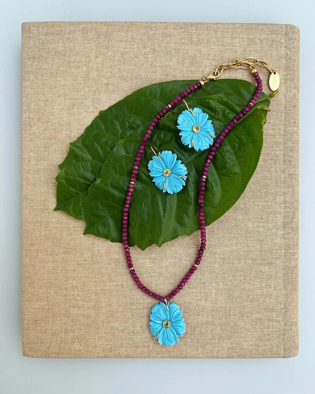 リジー フォルトゥナートのインスタグラム：「The New Bloom Necklace & Earrings to make your mood (and look!) a little brighter 🩵」