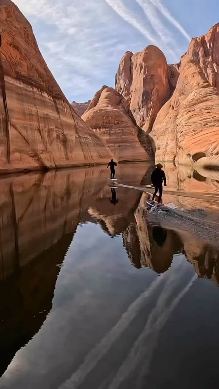 The Cool Hunterのインスタグラム：「Surfing the glass waters of Lake Powell in Utah. @savagesac」