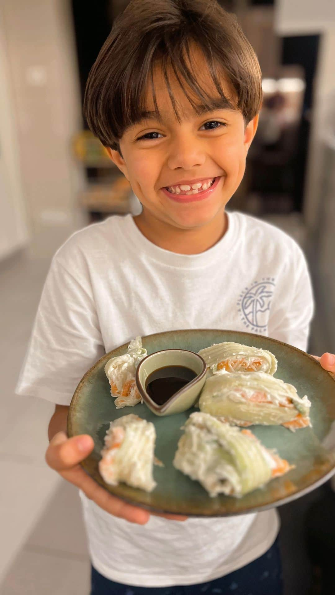 ケリー・キーのインスタグラム：「🍣 Japa improvisado mais delícia by mamãe e Mestre Tuca  pelo seu feed! Quem quer!?  Ingredientes: - 1 Abobrinha ou pepino grande cortado em finas fatias  - Cream Cheese (200g) - 1 Abacate pequeno  - 400g de Salmão defumado - 100g de Arroz branco ( usei o q eu já tinha na geladeira do almoço )  Como fizemos: Montamos na ordem que coloquei no vídeo e no fim, enrolamos com ajuda do plástico filme.  Depois, cortei em fatias e servi com molho teriaki!  Coloquei nos stories mais detalhes da receita para vcs ♥️」