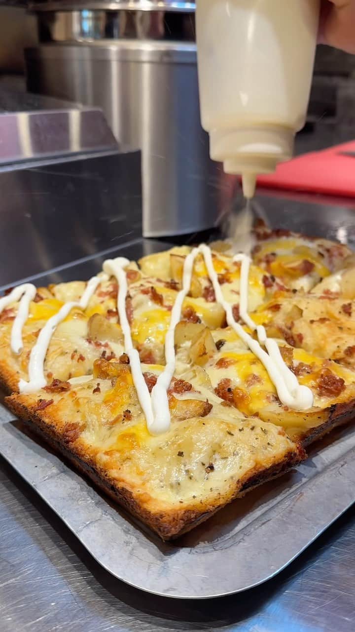 Portlandのインスタグラム：「Do you love Detroit Style Pizza with a Portland twist? Look no further than @wildchildpizza! This month their limited edition flavor is “Loaded Baked Potato”, yes you heard that right. With locations in NW and NE it’s a must try!  #portland #pdx #portlandnw #pizza #wildchildpizza」