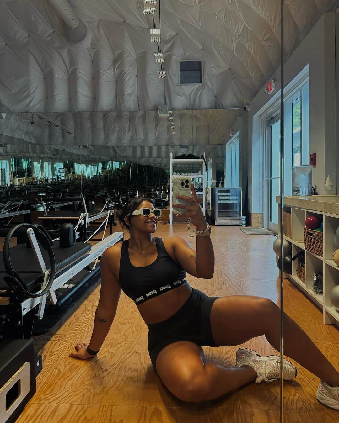 エリッサ・ダウニーのインスタグラム：「You know when your job just makes you feel like you’re thriving 🥹   No better feeling than helping others become the best version of themselves✨🩰🫶🏽」