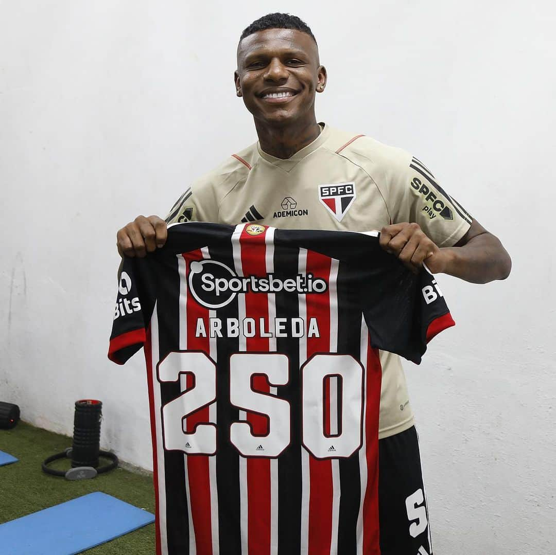 São Paulo FCのインスタグラム：「2️⃣5️⃣0️⃣ @robertharboleda4   Foi justamente no clássico com o Santos, em 2017, que o zagueiro estreou pelo Tricolor.  Hoje, seis anos depois, Arboleda completa 250 partidas pelo São Paulo.  Um dos 18 gols dele pelo time são-paulino foi no San-São da estreia.  #VamosSãoPaulo 🇾🇪  📸 Rubens Chiri / saopaulofc」