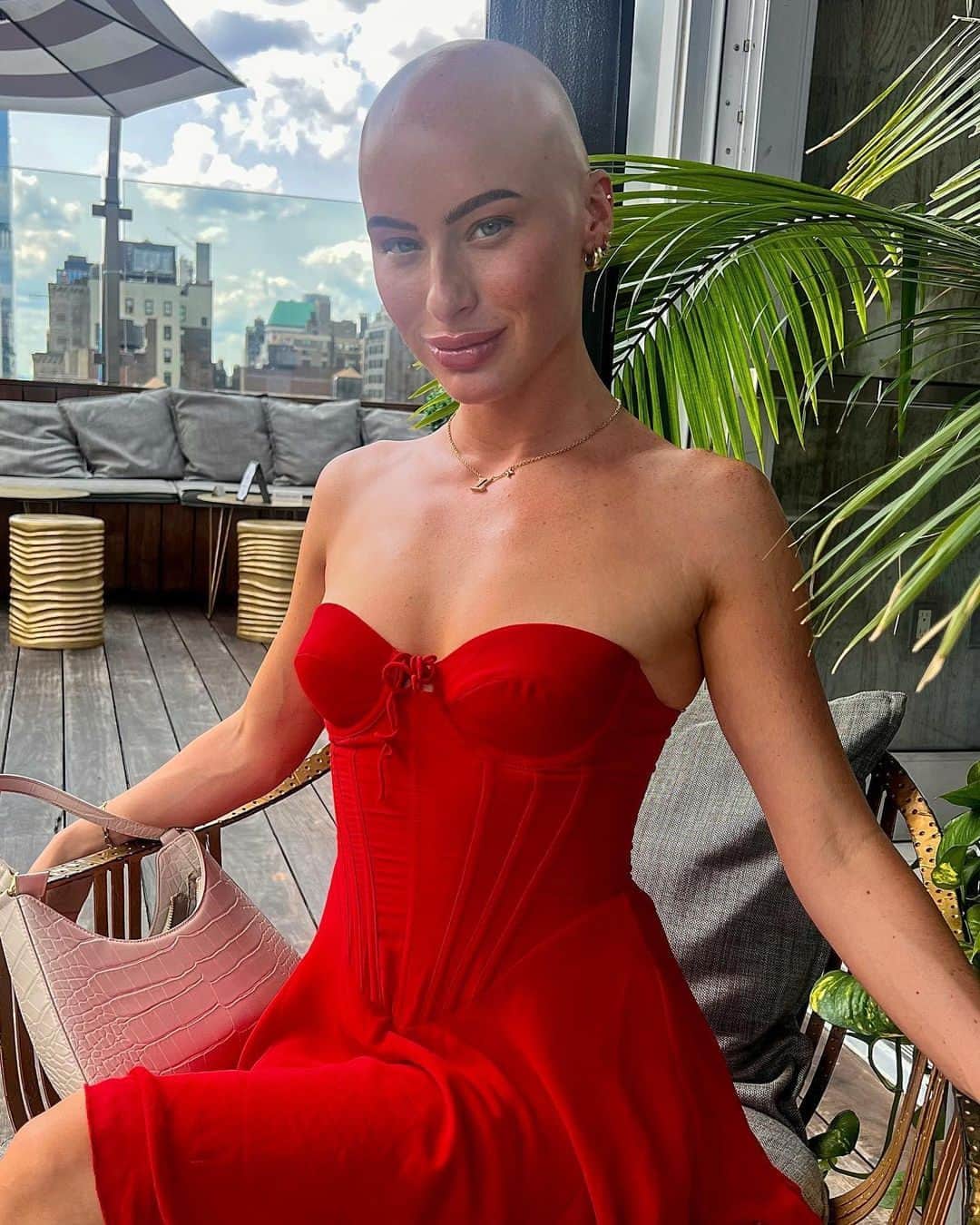 YouTubeのインスタグラム：「so inspired by @chl0ebean‘s beaming confidence ☺️」