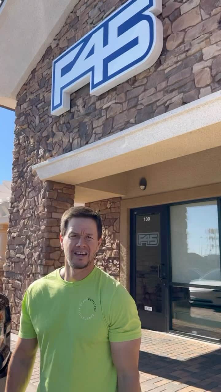 マーク・ウォールバーグのインスタグラム：「DON’T WAIT!!! GET A HEAD START ON 2024🥳🥳 START NOW @f45_training 💯🔥🥳🙏 #F45Partner」
