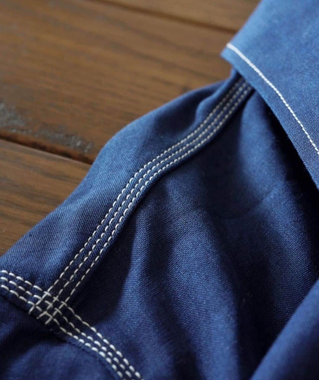 BIG JOHNさんのインスタグラム写真 - (BIG JOHNInstagram)「Selvage Chambray Shirts  岡山県井原市産のセルビッチシャンブレーを使用したワークシャツです。 昭和初期の力織機でゆっくり時間をかけて織った、5ozセルビッチシャンブレー。 経糸、緯糸共に凹凸のあるムラ糸を使用して軽くて肌触りの良い風合いで、インディゴ特有の色落ちをお楽しみいただけます。 縫製はワークシャツ特有のトリプルステッチ仕様で、長く愛用いただけるように丈夫な作りになっております。 釦は天然の高瀬貝を使用し、高級感ある贅沢な質感に仕上がりました。  MS003R-01 MS003R-05 14,300円（税込）  matsu  @bigjohnjeans  @bigjohnshop  @bigjohntokyo  @bigjohnosaka  #bigjohn #bigjohnjeans #ビッグジョン #okayama #kurashiki #kojima #ジーンズ #デニム #denim #fashion #ootd #jeans #love #madeinjapan  #japan  #model #シャンブレーシャツ #アメカジ  #伝統 #革新#国産 #セルビッチシャンブレー #shambrayshirt」11月13日 5時50分 - bigjohnjeans