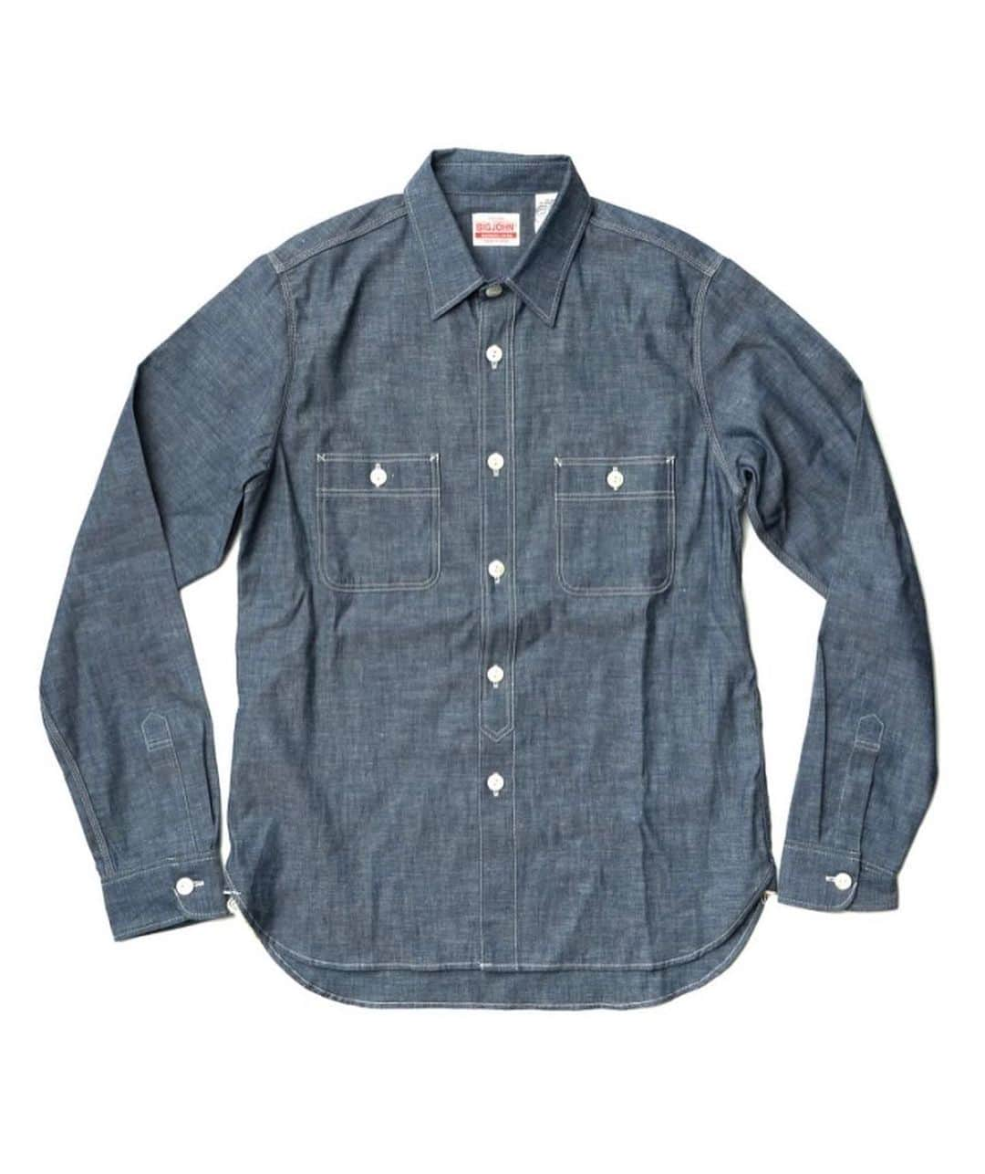 BIG JOHNのインスタグラム：「Selvage Chambray Shirts  岡山県井原市産のセルビッチシャンブレーを使用したワークシャツです。 昭和初期の力織機でゆっくり時間をかけて織った、5ozセルビッチシャンブレー。 経糸、緯糸共に凹凸のあるムラ糸を使用して軽くて肌触りの良い風合いで、インディゴ特有の色落ちをお楽しみいただけます。 縫製はワークシャツ特有のトリプルステッチ仕様で、長く愛用いただけるように丈夫な作りになっております。 釦は天然の高瀬貝を使用し、高級感ある贅沢な質感に仕上がりました。  MS003R-01 MS003R-05 14,300円（税込）  matsu  @bigjohnjeans  @bigjohnshop  @bigjohntokyo  @bigjohnosaka  #bigjohn #bigjohnjeans #ビッグジョン #okayama #kurashiki #kojima #ジーンズ #デニム #denim #fashion #ootd #jeans #love #madeinjapan  #japan  #model #シャンブレーシャツ #アメカジ  #伝統 #革新#国産 #セルビッチシャンブレー #shambrayshirt」