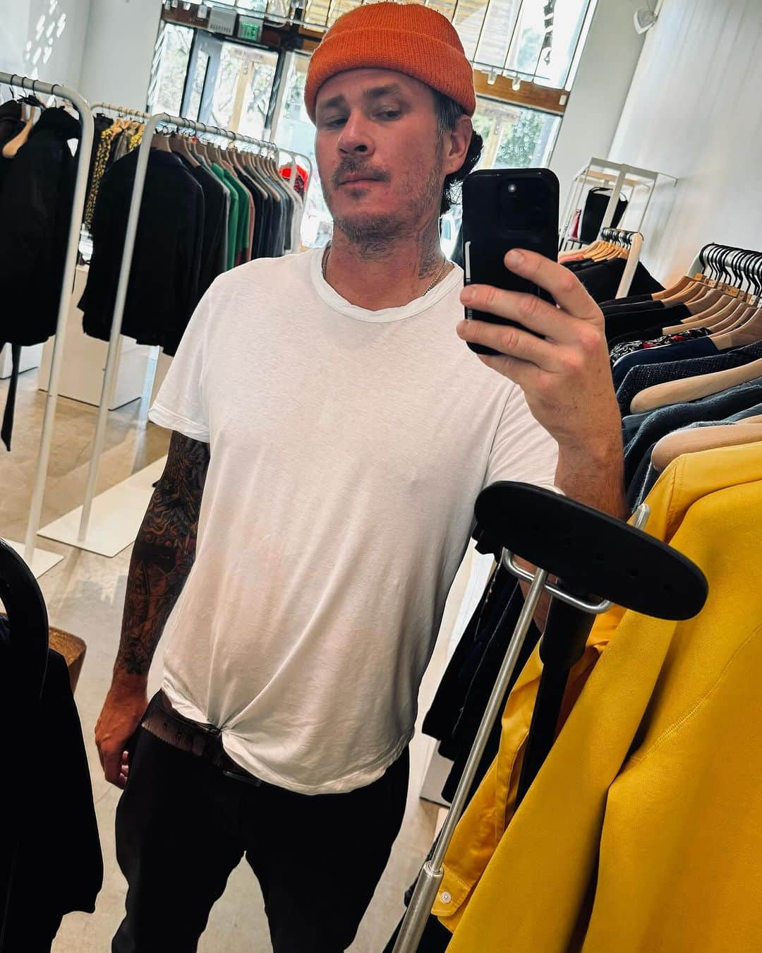 トム・デロングのインスタグラム：「What a man looks like when he stands around while the lady is shopping….」