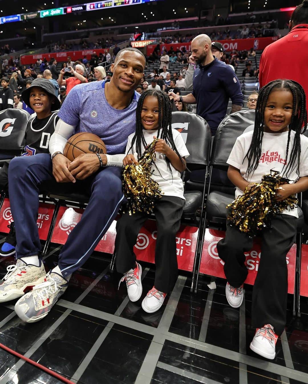NBAのインスタグラム：「Hey Noah, Jordyn & Skye! 💓  Happy Birthday @russwest44!」